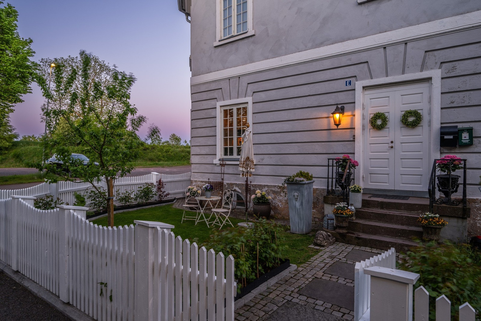 Hyggelig, solrik og inngjerdet have. Tofløyd dør leder deg inn til leiligheten. Galleribilde