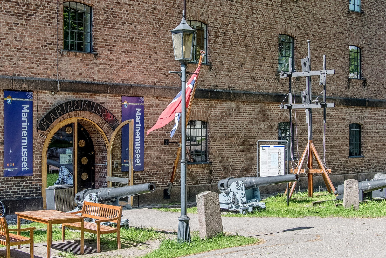 Marinemuseet og flere kafeer finner man i umiddelbar nærhet Galleribilde