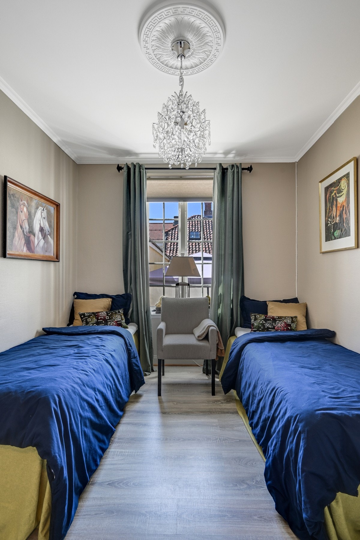 Det er 3 soverom i leiligheten, alle med pene gulv, vegger malt i en tidsriktig farge og lysmalt himling. Alle soverommene vender inn mot bakgården Galleribilde