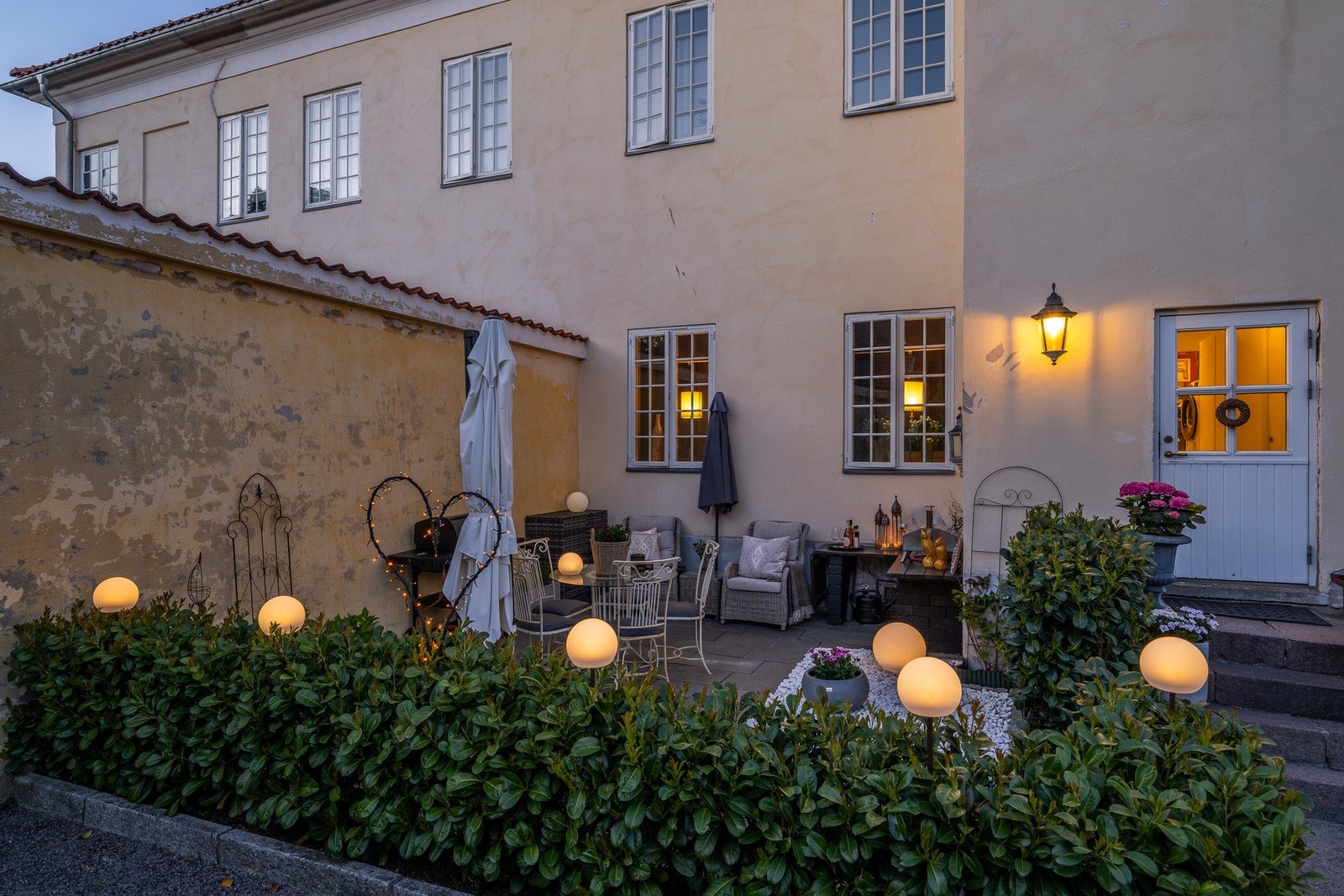 I bakgården er det en flott opparbeidet og skjermet uteplass hvor man kan nyte sommerdagene Galleribilde