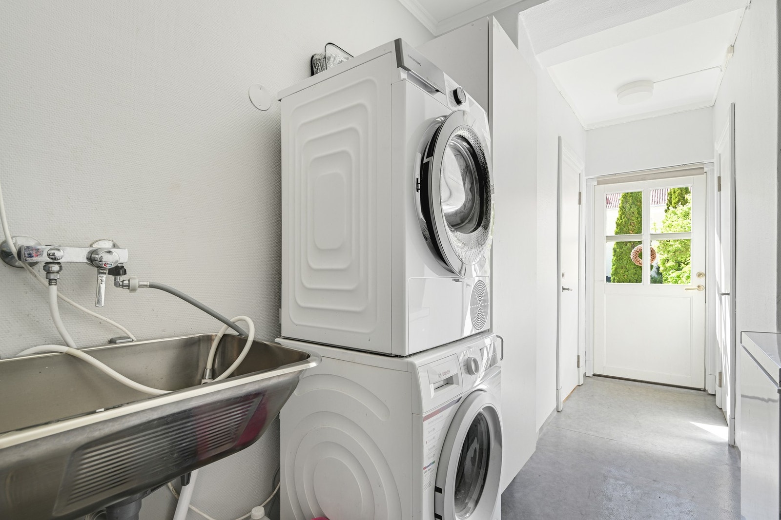 Vaskerom med skyllekum og direkte utgang til bakhagen Galleribilde