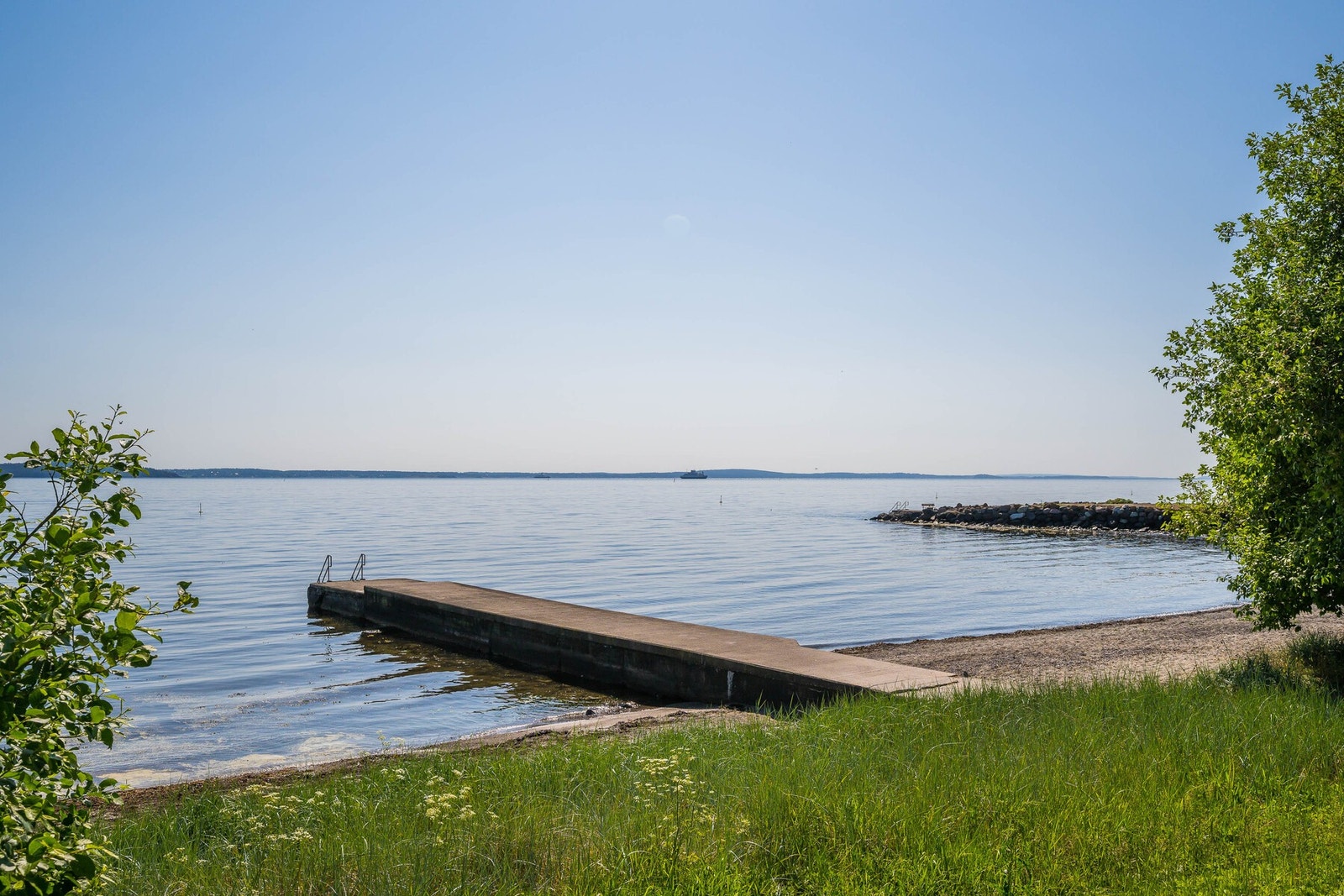 Sandstrand og molo finner man også ved Vollane. Her vil barn og barnebarn trives sommeren i gjennom Galleribilde