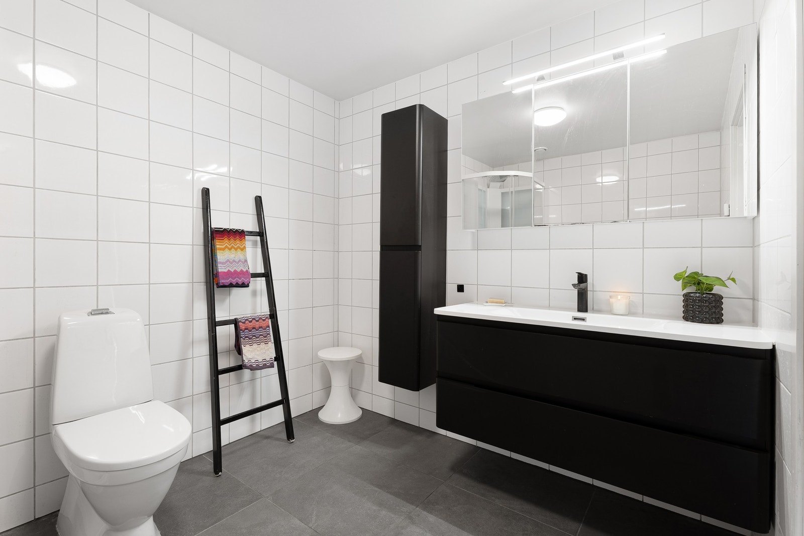 Badet ble oppgradert med nye (60x60 fliser) nytt dusjkabinett, WC og badekar, samt innredning i 2023. Galleribilde
