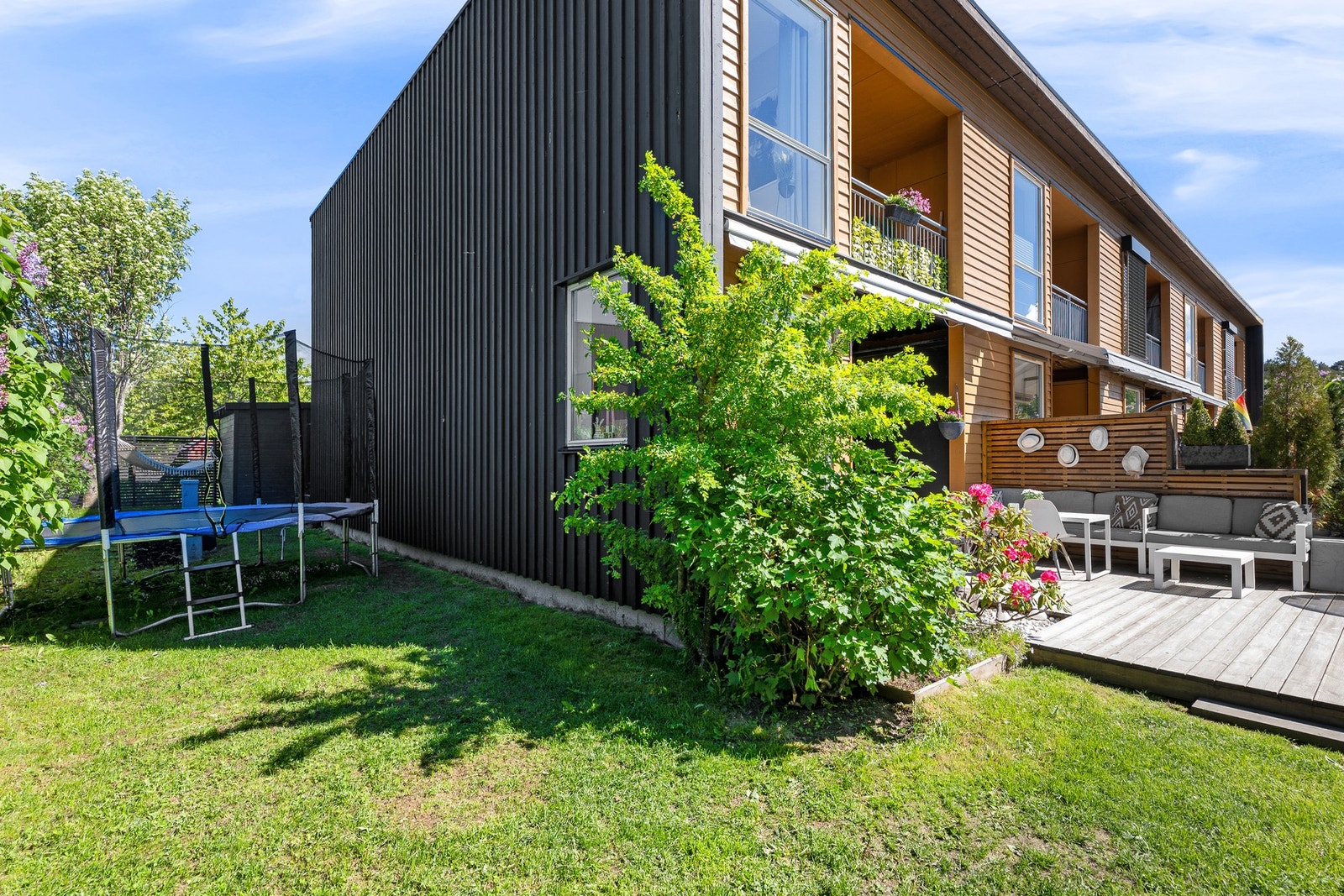 Med endebeliggenhet får du et langt større plenareal enn øvrige hus i nabolaget. Ideelt om man ønsker å ha god plass til trampoline, lek og aktive dager utendørs. Galleribilde