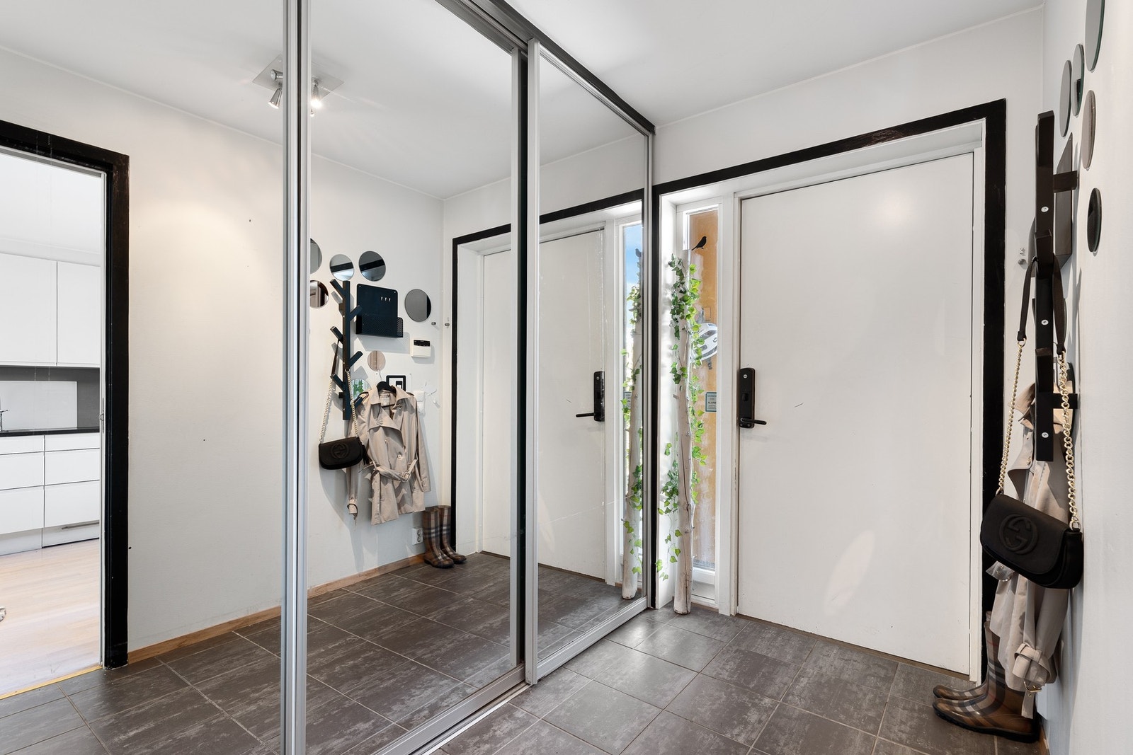 Stor skyvedørsgarderobe med speilfronter gir rikelig med oppbevaringsplass. Kodelås på ytterdør. Galleribilde