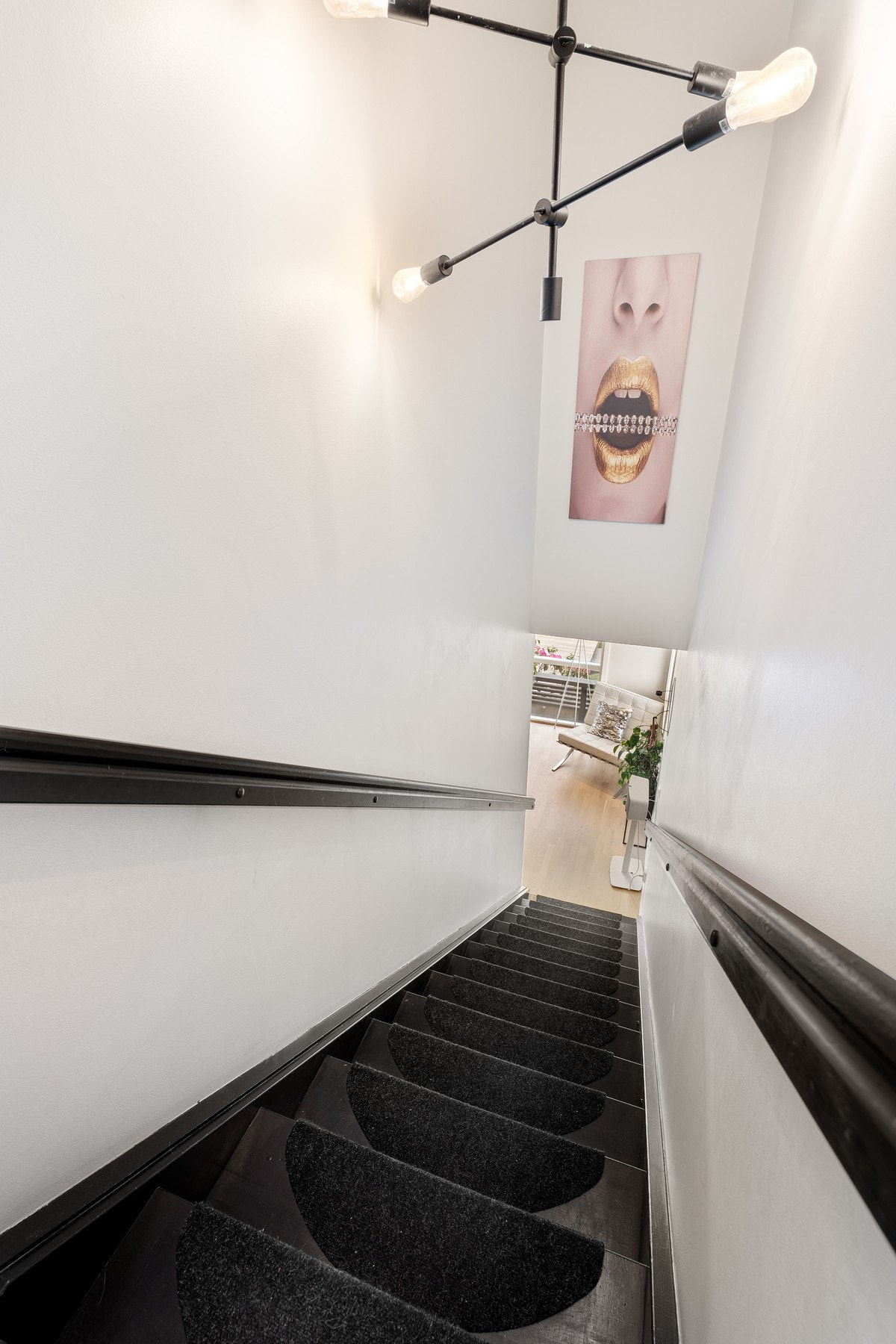 Trappegang med mørke trinn, antisklimatter og moderne belysning. Galleribilde