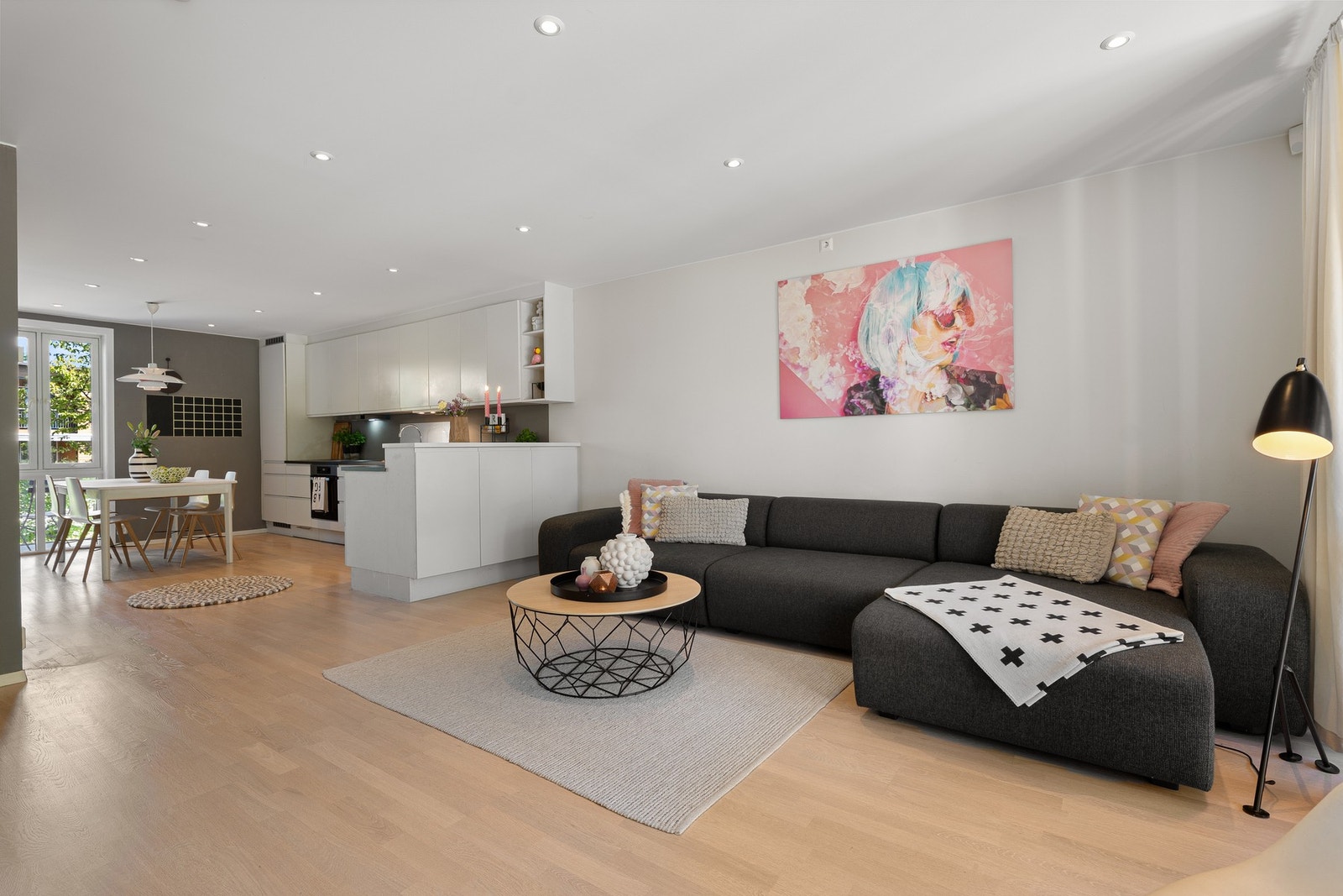 Gulvet på stuen og kjøkkenet ble slipt og lakkert i 2019. Downlights i himling. Galleribilde