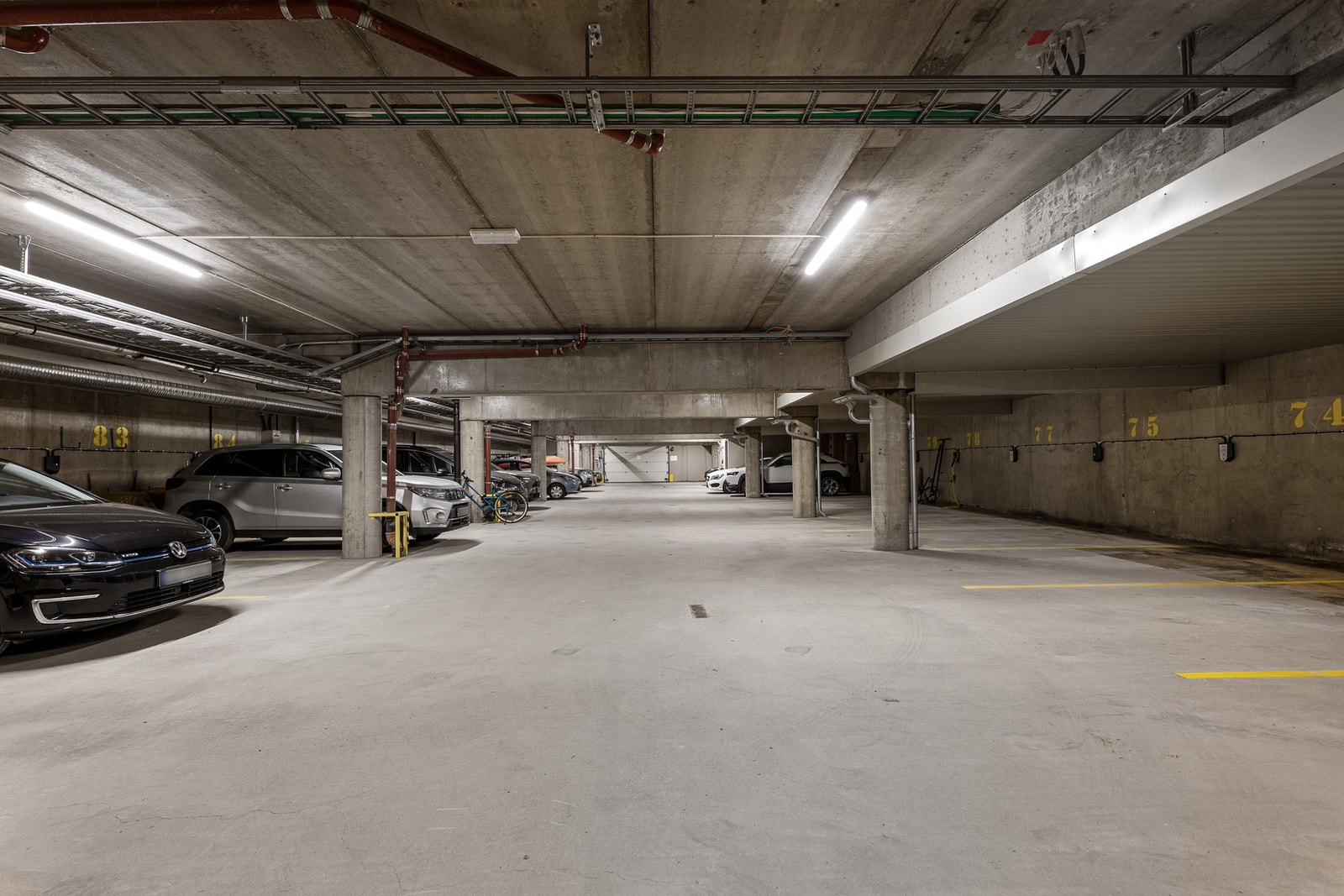 Boligen har egen parkeringsplass med elbillader i oppvarmet garasjekjeller. Galleribilde