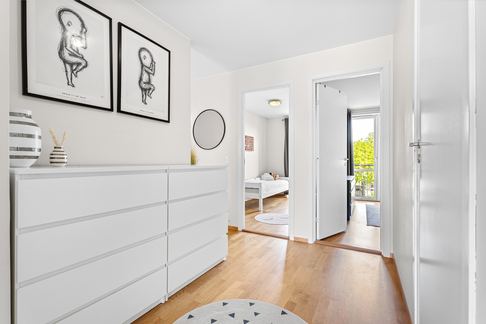 Gangen har god bredde og god plass til oppbevaringsløsninger som f.eks kommoder. Galleribilde