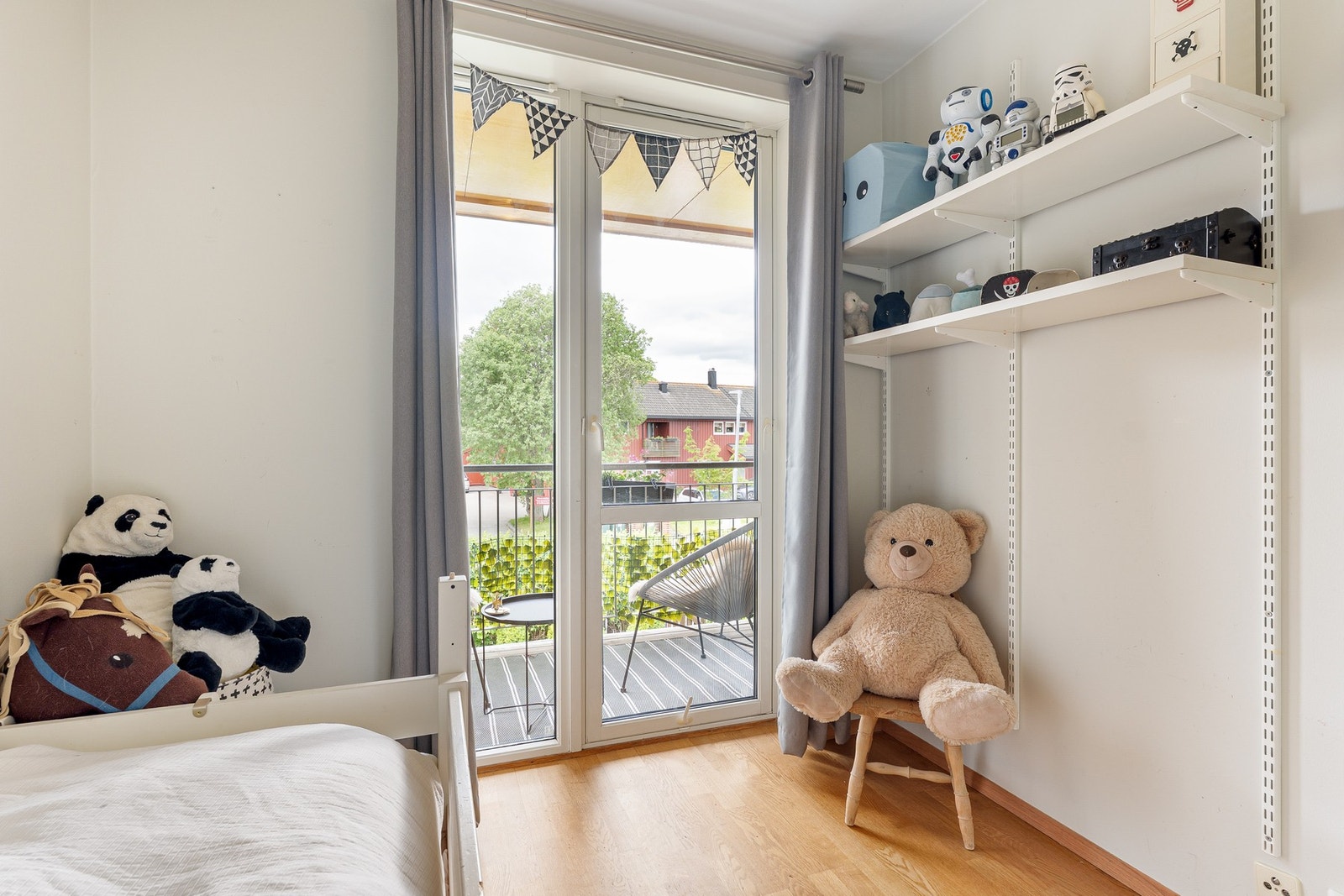 Praktiske vegghyller gir ekstra oppbevaringsplass. Utgang til balkong. Galleribilde