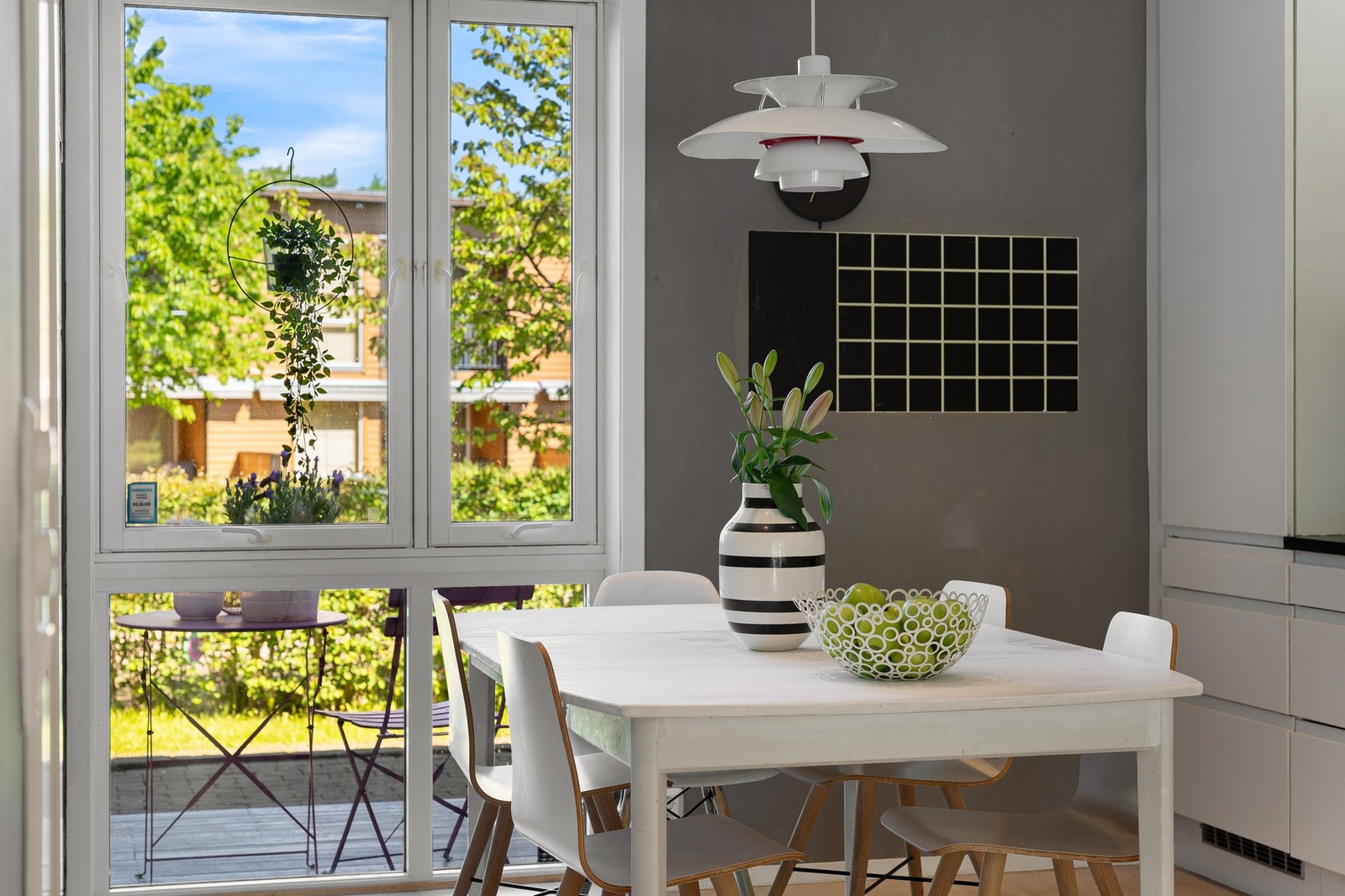 Plass til et hyggelig spisebord ved det store vinduet. Galleribilde