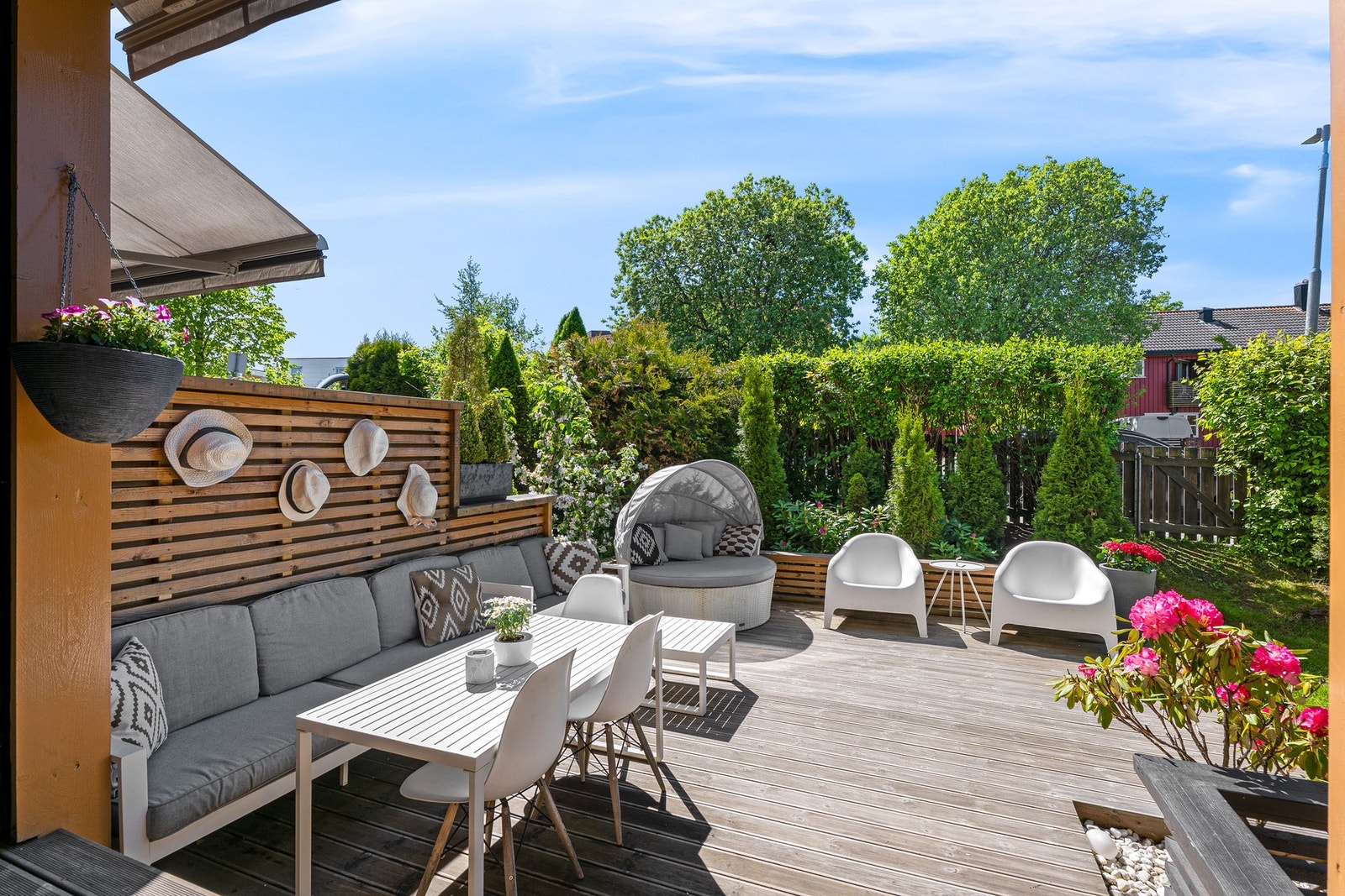 God plass til utemøblement og grill. Solen nyter du fra fra ca. 12:00 til 22:00 på sommerstid. Galleribilde