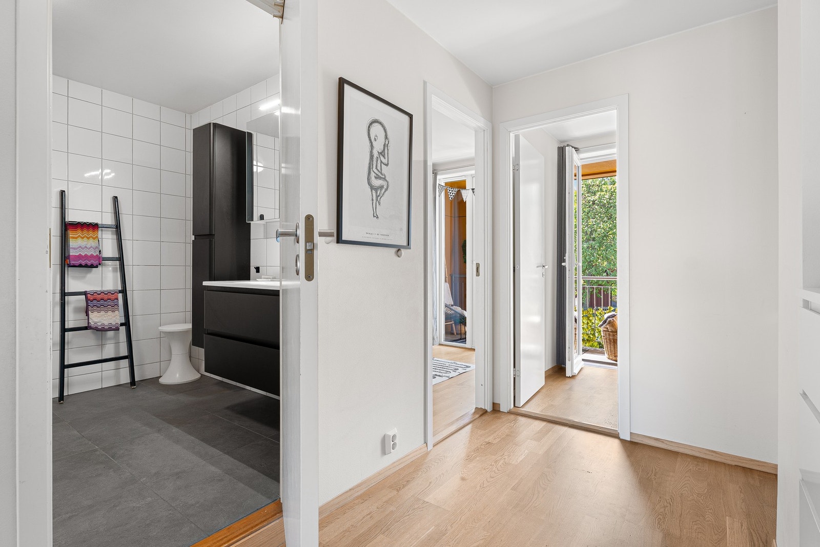 Lys gang som knytter sammen rommene i 2. etasje. Galleribilde
