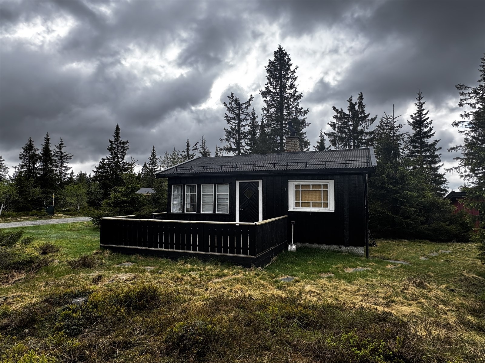 Det er bilvei helt inn til hytta på sommerstid. På vinterstid parkerer man på en p-plass 250 meter fra hytteveggen og går på ski inn. Galleribilde