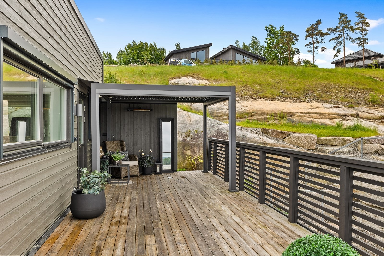 Fra både stue og kjøkken har du utgang til balkong på hele 46 kvm. som strekker seg rundt boligen mot syd og vest. På balkongen har du også en overbygget pergola med nedtrekk på 2 sider, åpningsbart tak med lameller og varmelampe. Galleribilde