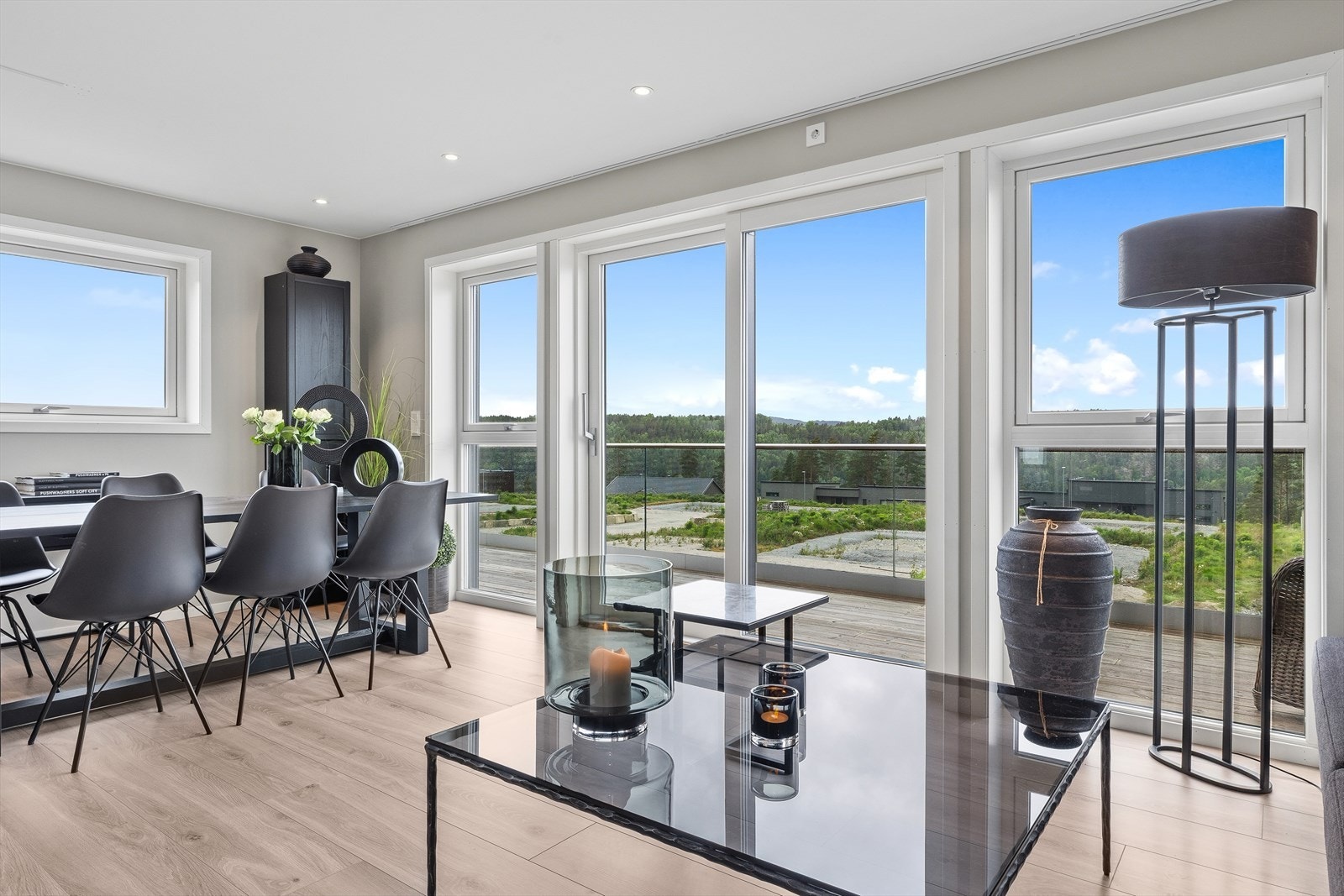 Boligen har en gjennomgående moderne og god standard hvor det er lagt vekt på kvalitet og funksjonelle løsninger. Galleribilde