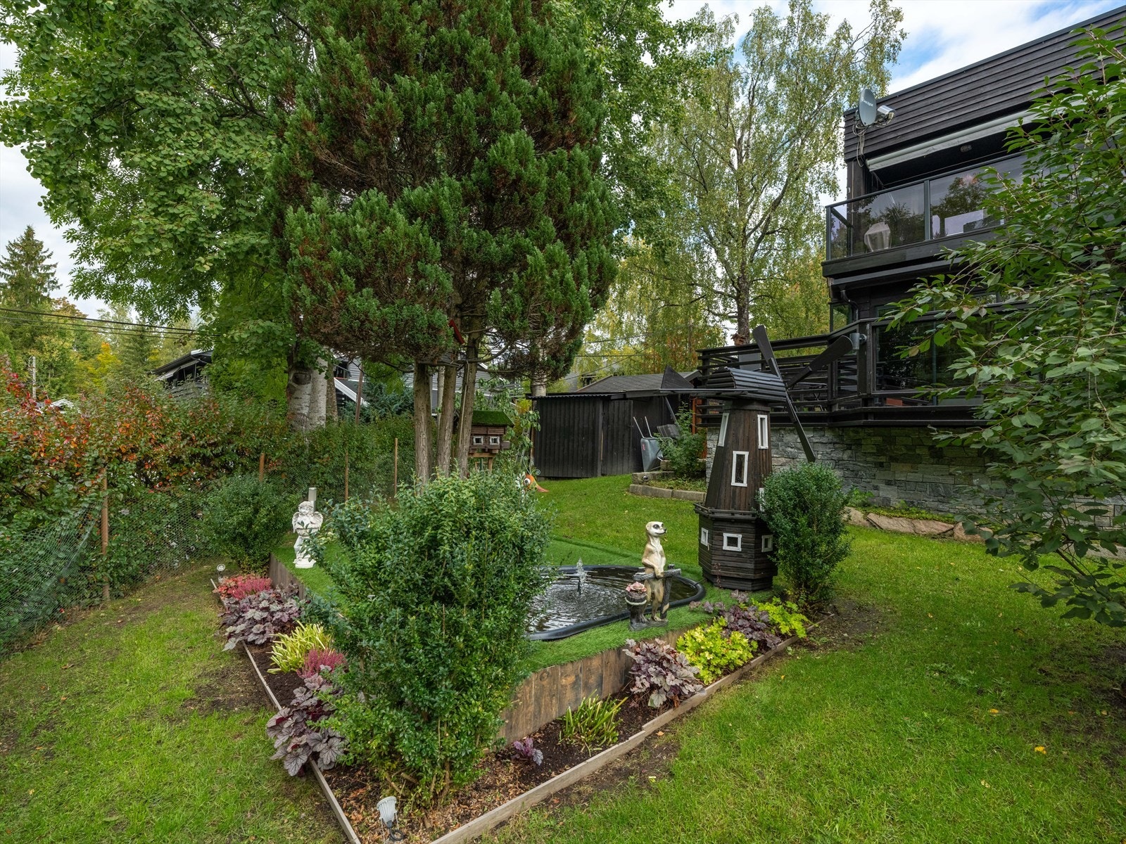 I hagen er det også godt ivaretatte blomsterbed. Galleribilde