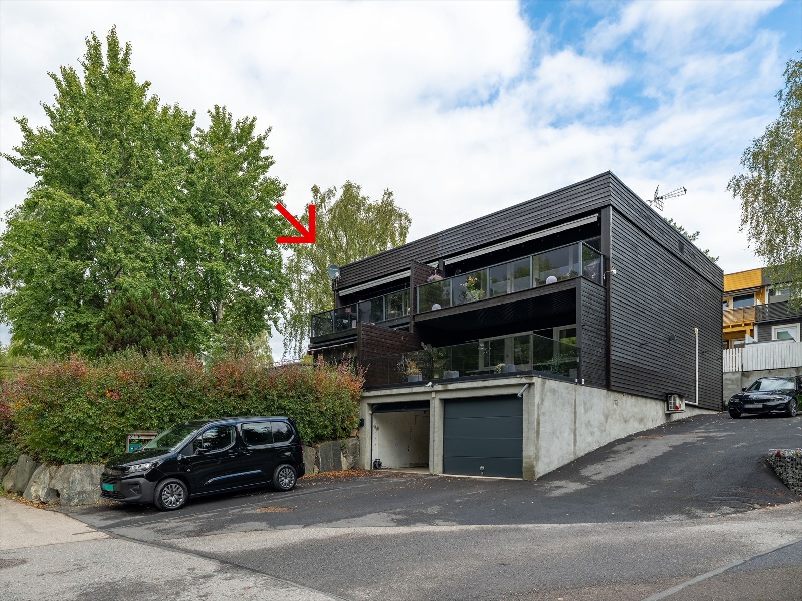 Med boligen følger det egen garasjeplass. Galleribilde