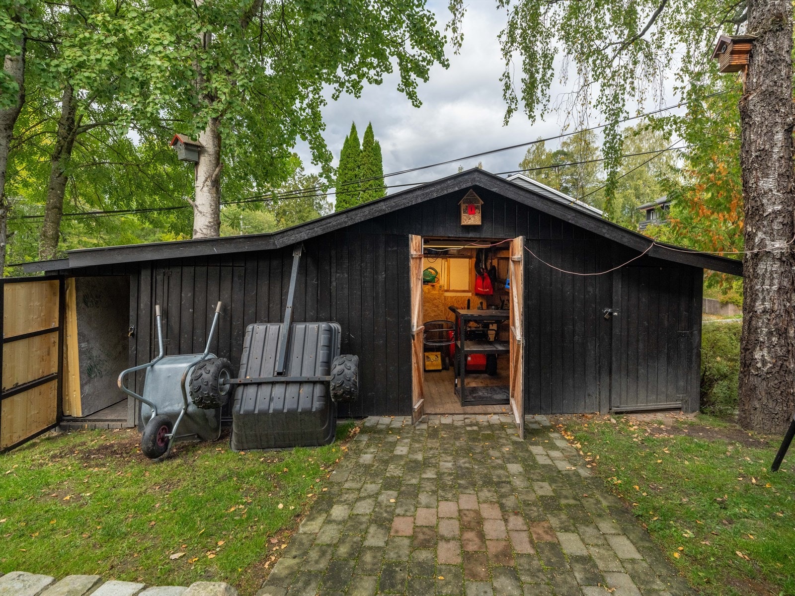 Praktisk uthus med masse god lagringsplass for hageredskaper. Galleribilde