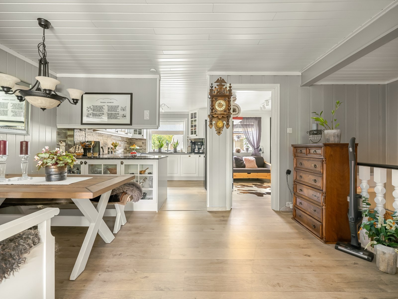 Det ene soverommet ligger praktisk til i annen etasje i tilknytning til kjøkkenet/spisestuen. Galleribilde