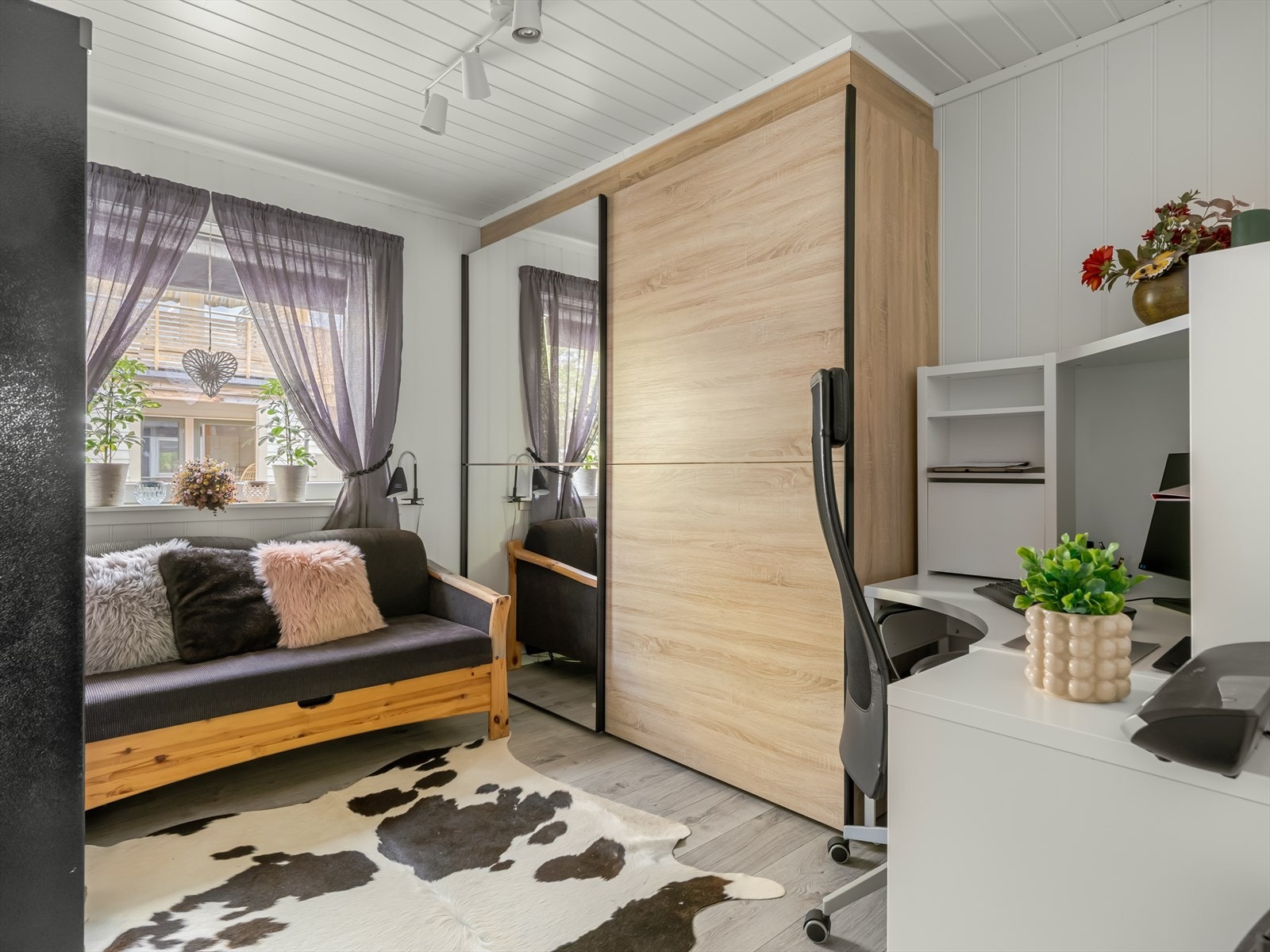 Rommet tar seg godt ut som kontor eller gjesterom. Galleribilde