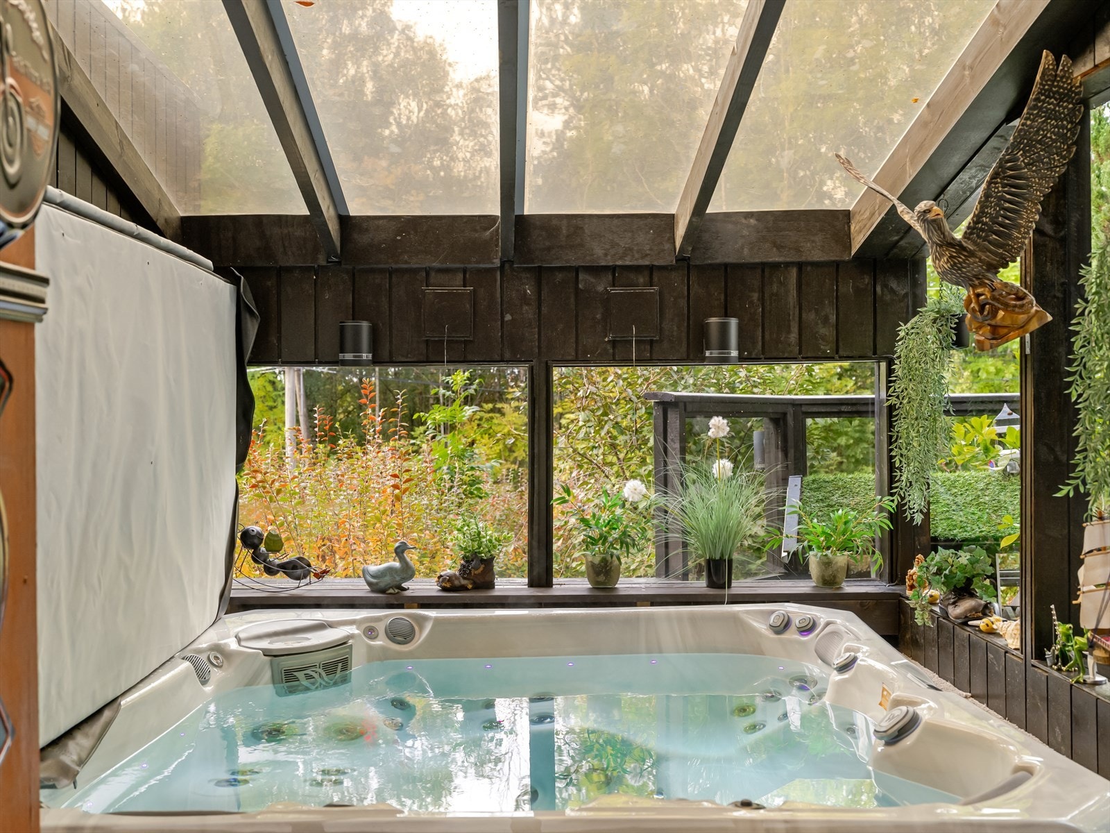 Her kan du nyte et varmt bad i jacuzzien på en ellers kjølig dag. Galleribilde