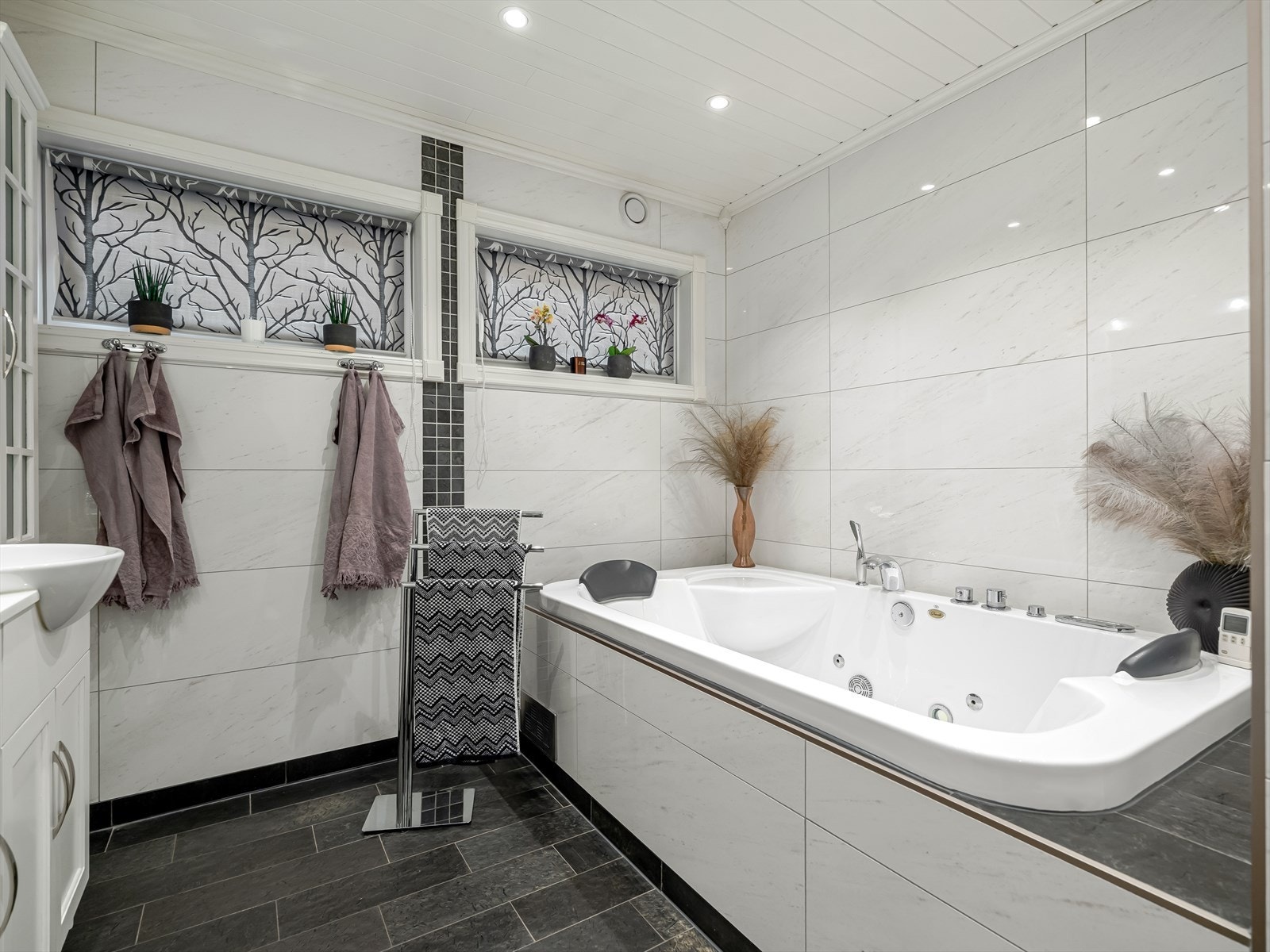 I tillegg til dusj, byr badet på et behagelig badekar med boblefunksjon - her får du hjemmespa-følelsen. Galleribilde