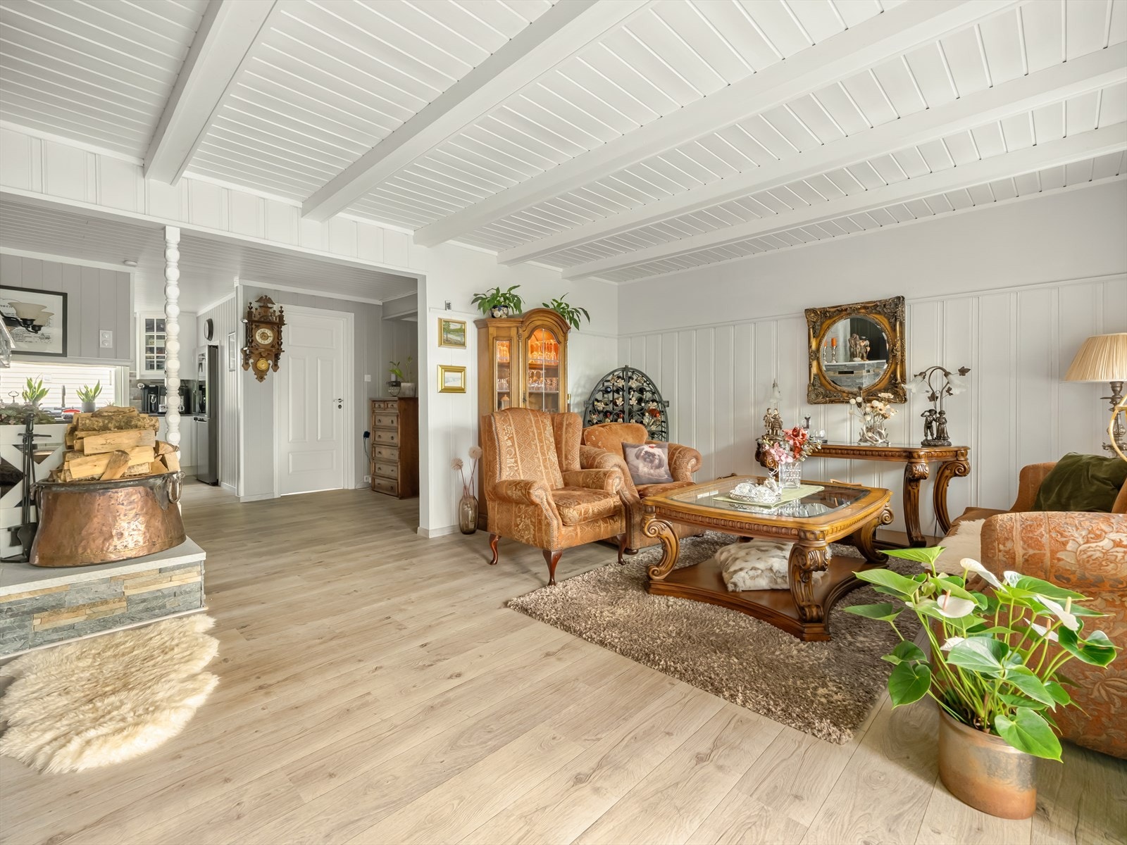 I stuen er det god plass til å innrede med en koselig sofagruppe med tilhørende møblement. Galleribilde
