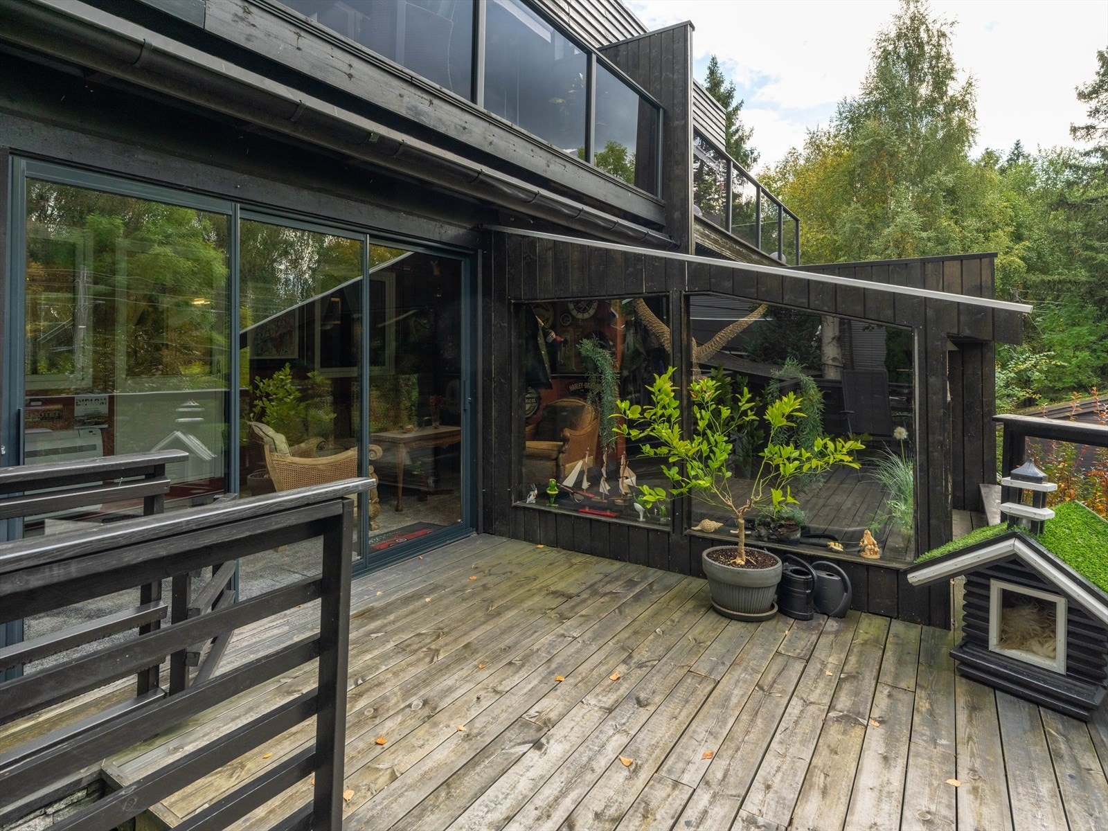 Ute på terrassen er det også god plass til en trivelig sittegruppe. Galleribilde