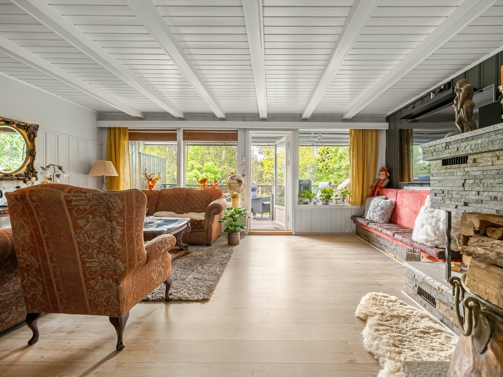 Boligen har en lys stue med en romslig, åpen løsning. Galleribilde