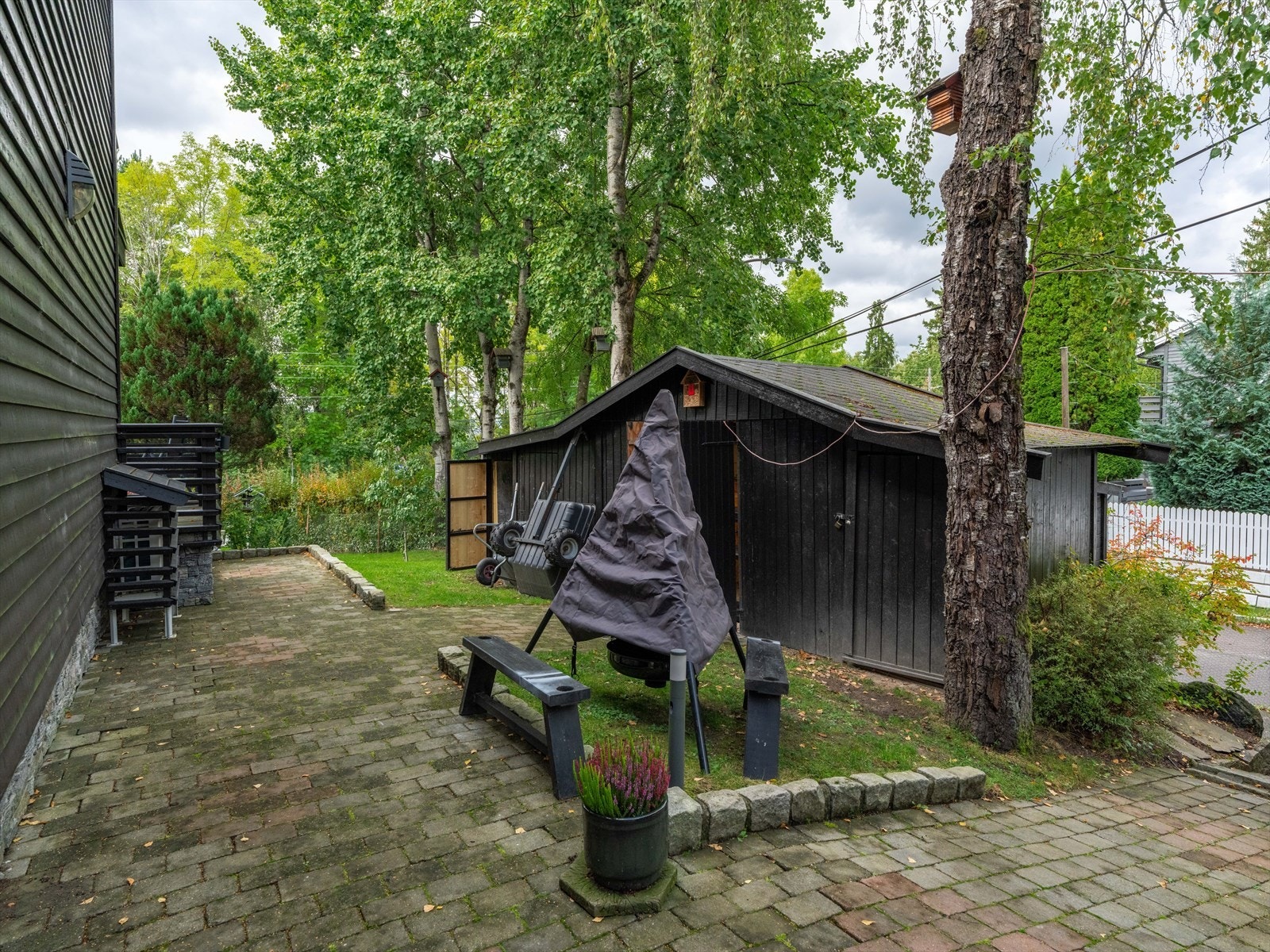 7 minutter fra boligen ligger Haugerud T-banestasjon som tar deg til sentrum på kun 15 minutter. Galleribilde