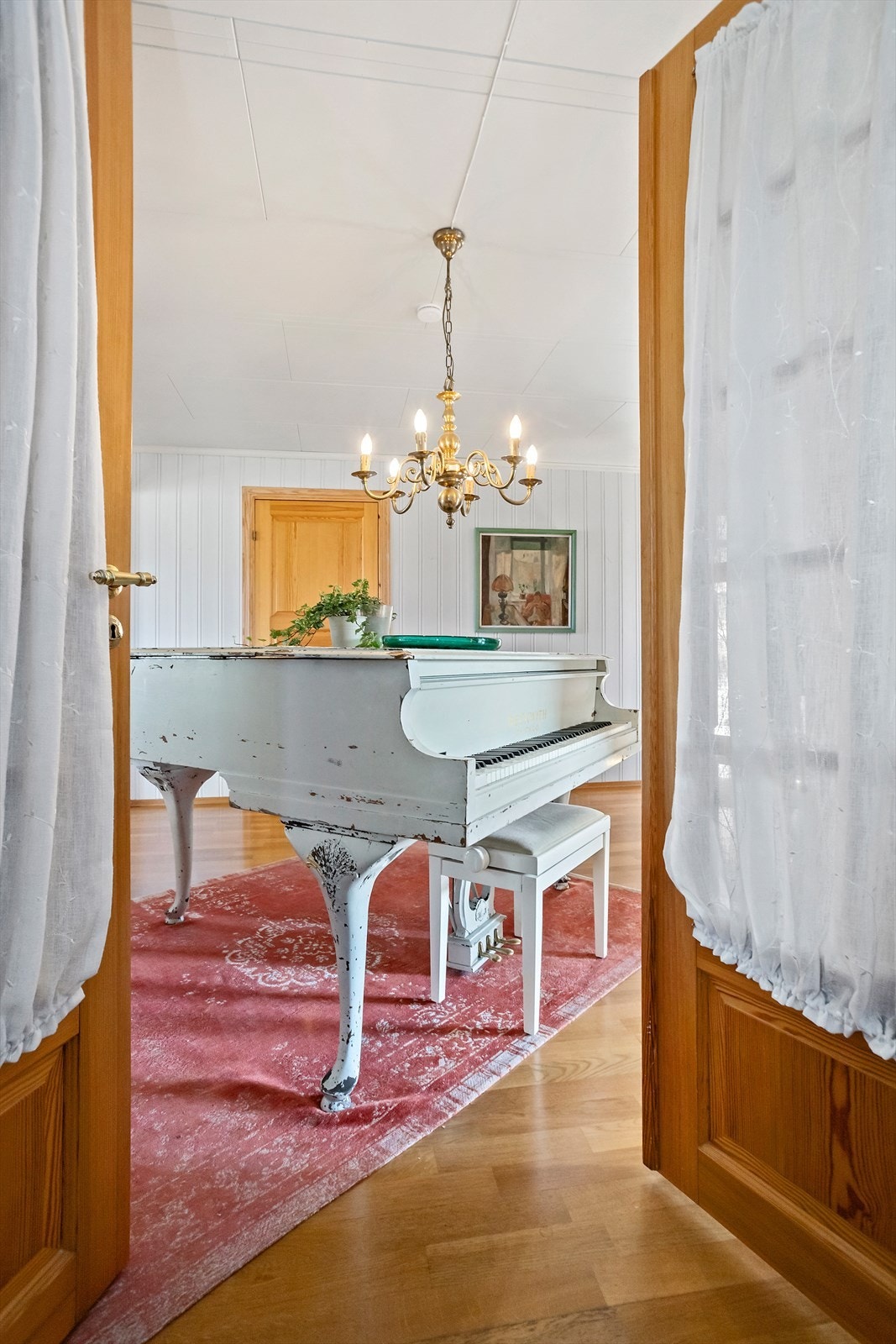 Velkommen inn i stuen, et stort og åpent rom med flere soner. Galleribilde