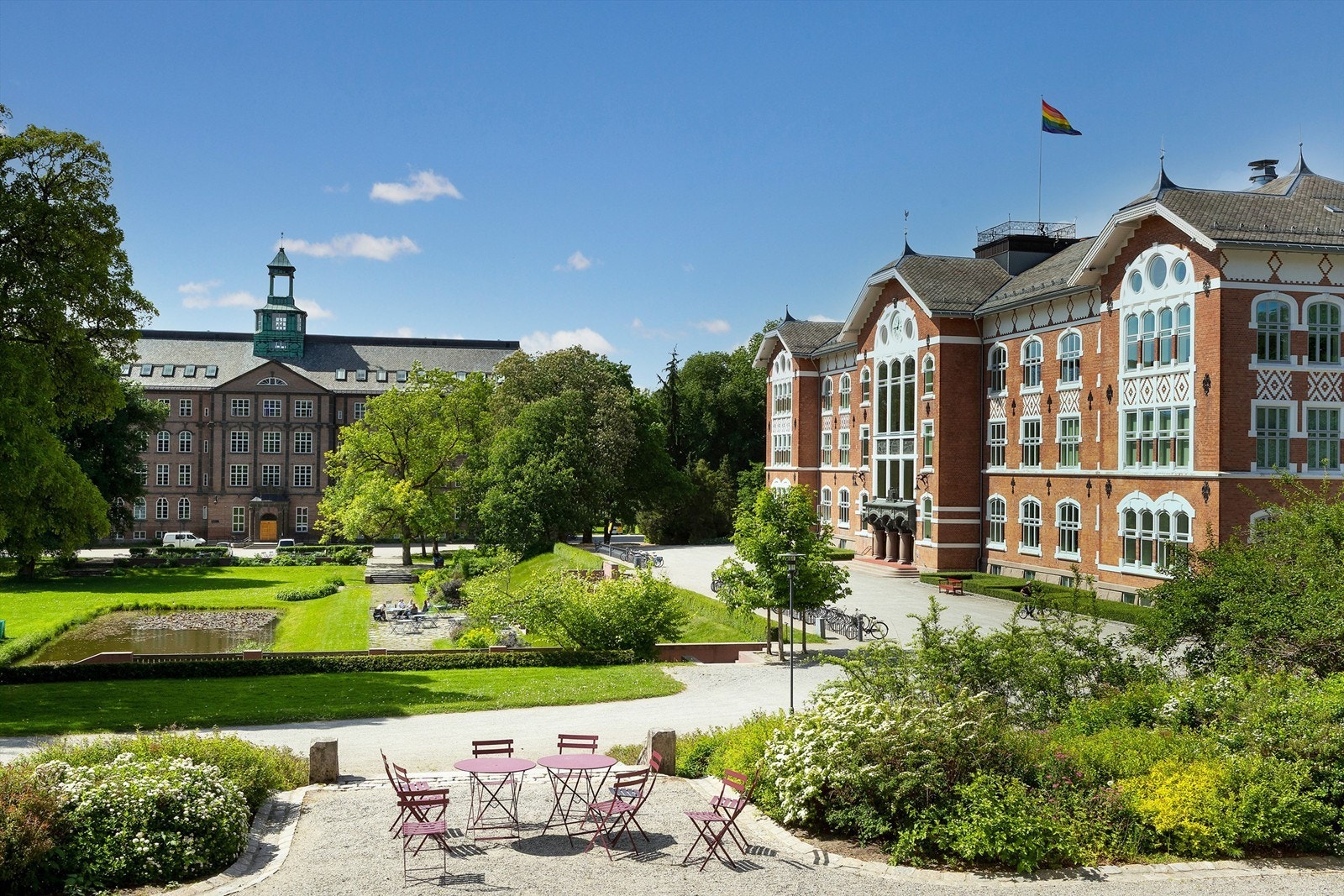 Ås er også kjent for det vakre universitetsområdet til NMBU, som byr på flotte parkområder og turveier for rekreasjon. Galleribilde