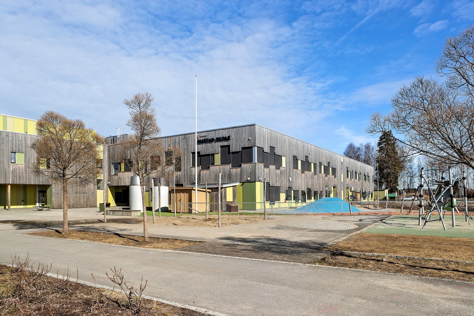 Rustad skole for 1.-7. trinn ligger kun 800 meter unna, en trygg og kort skolevei. Galleribilde