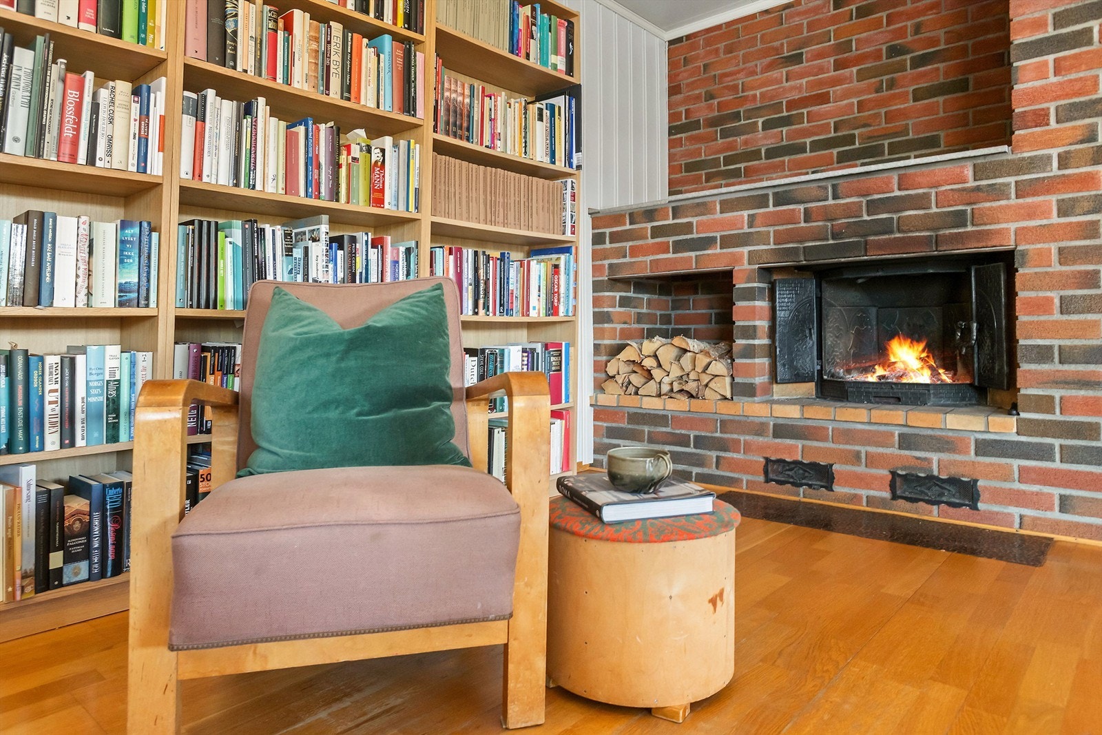 Peisen skaper en naturlig sone for hygge og avslapning. Galleribilde