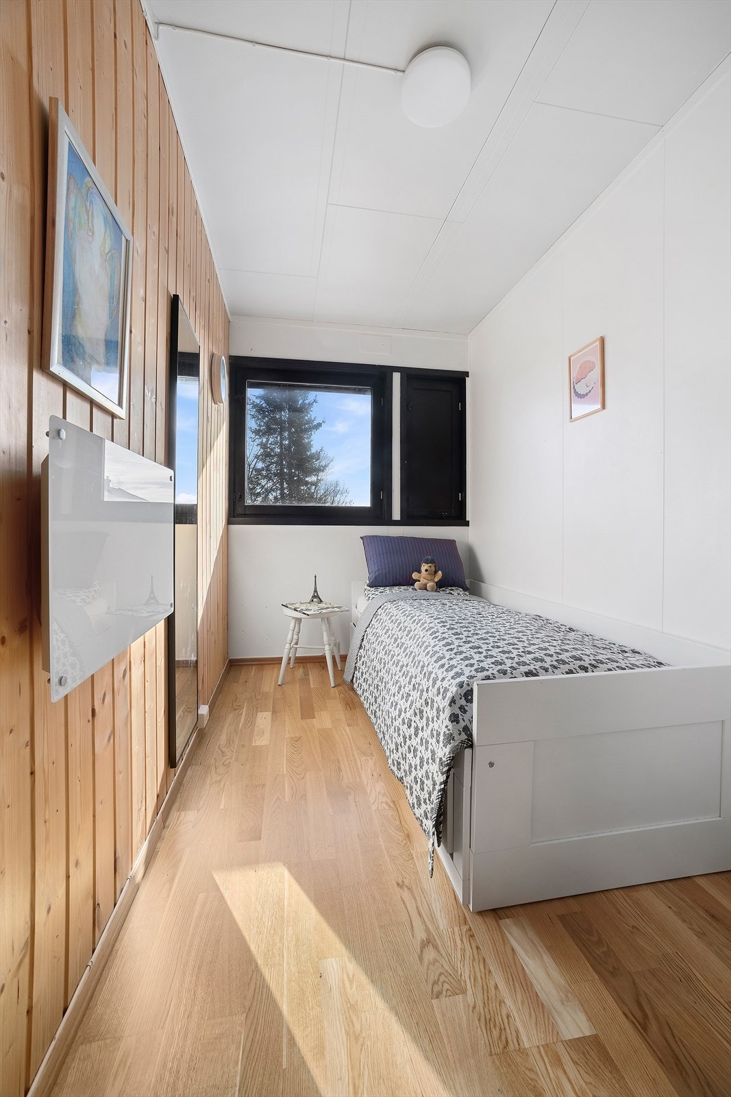 Soverommene har overflater med panel og platekledning. Galleribilde