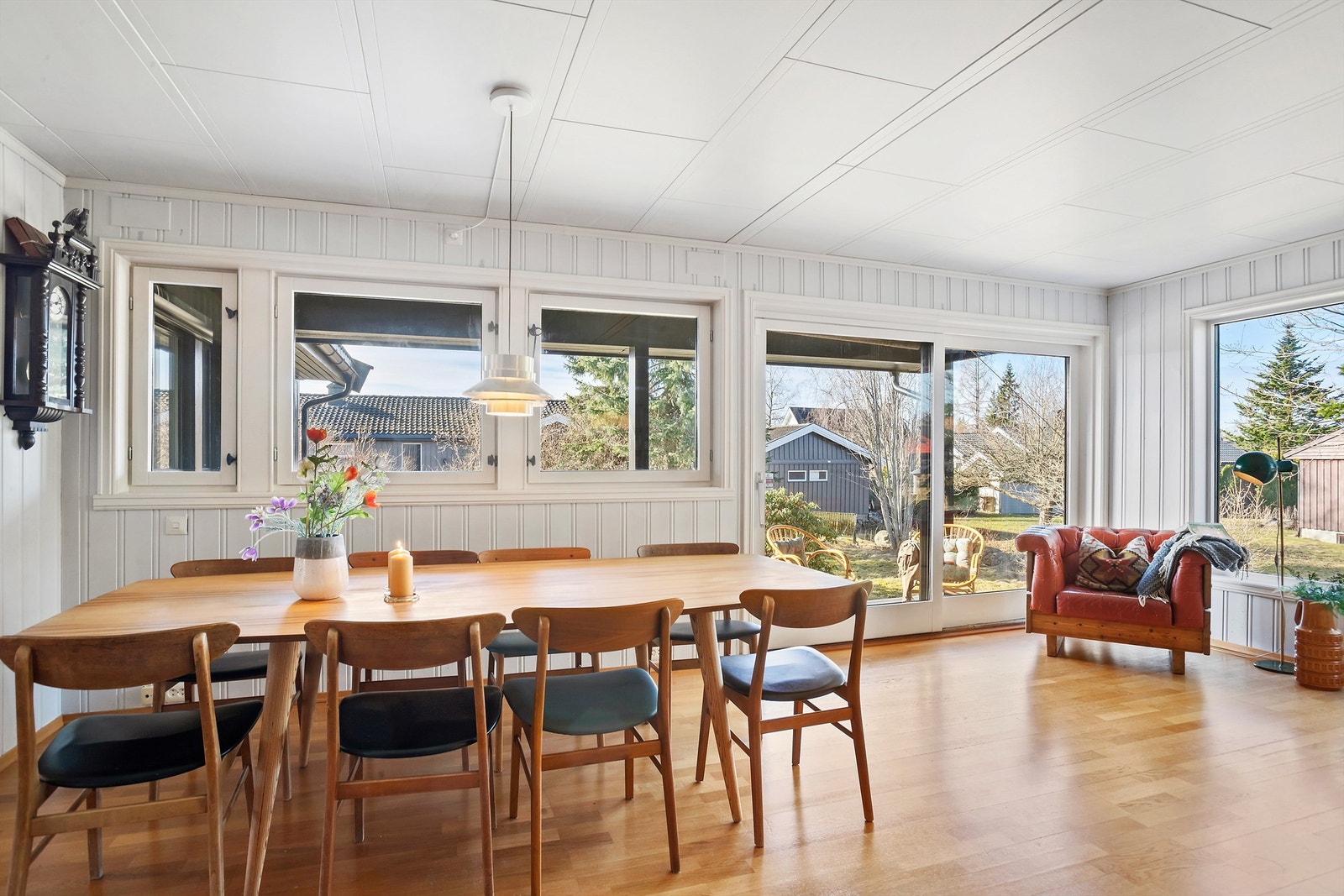 Spisestuen er plassert med nærhet til både hagen og kjøkkenet. Galleribilde
