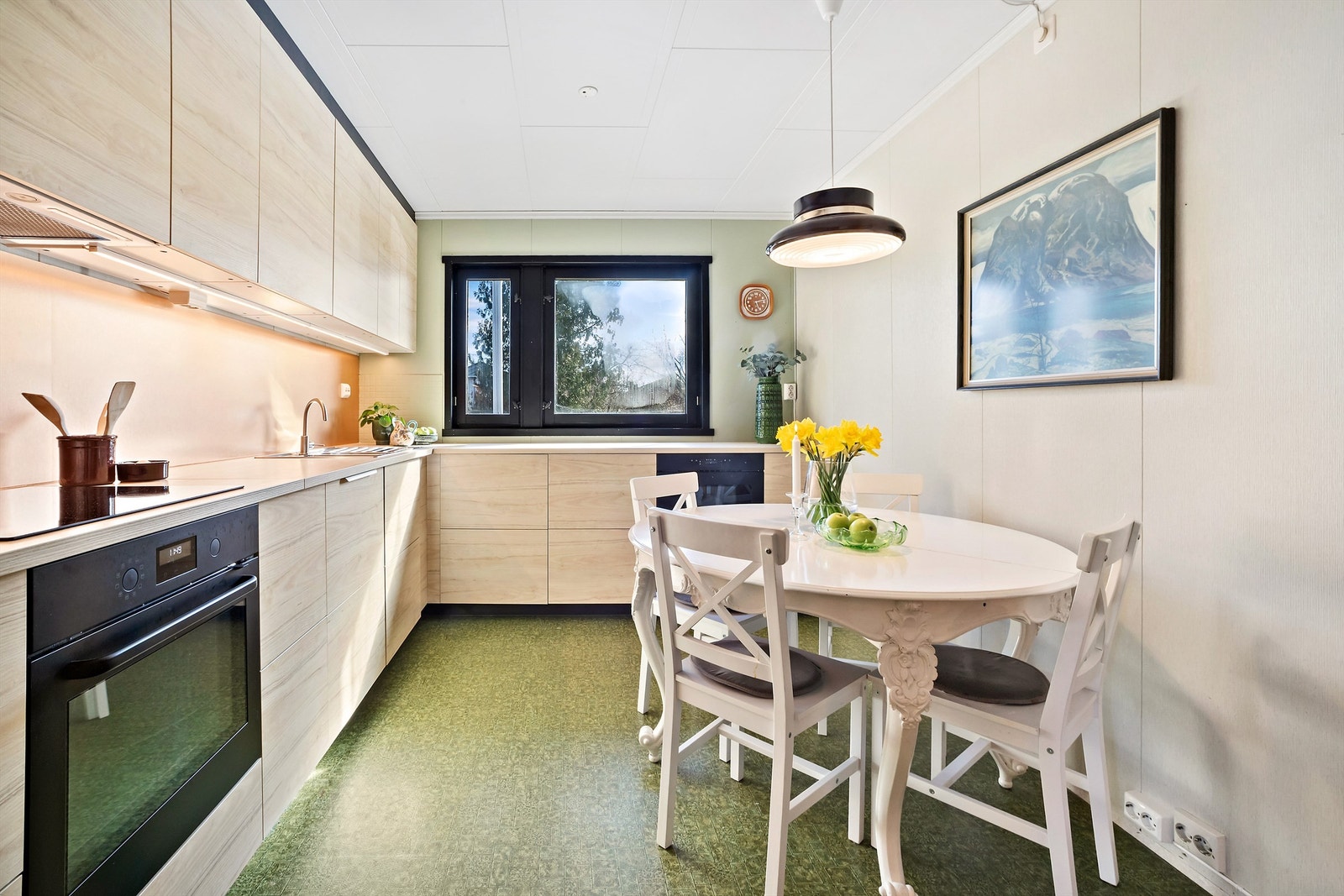 Kjøkkenet ble modernisert i 2022 med innredning fra IKEA og laminat benkeplate. Galleribilde