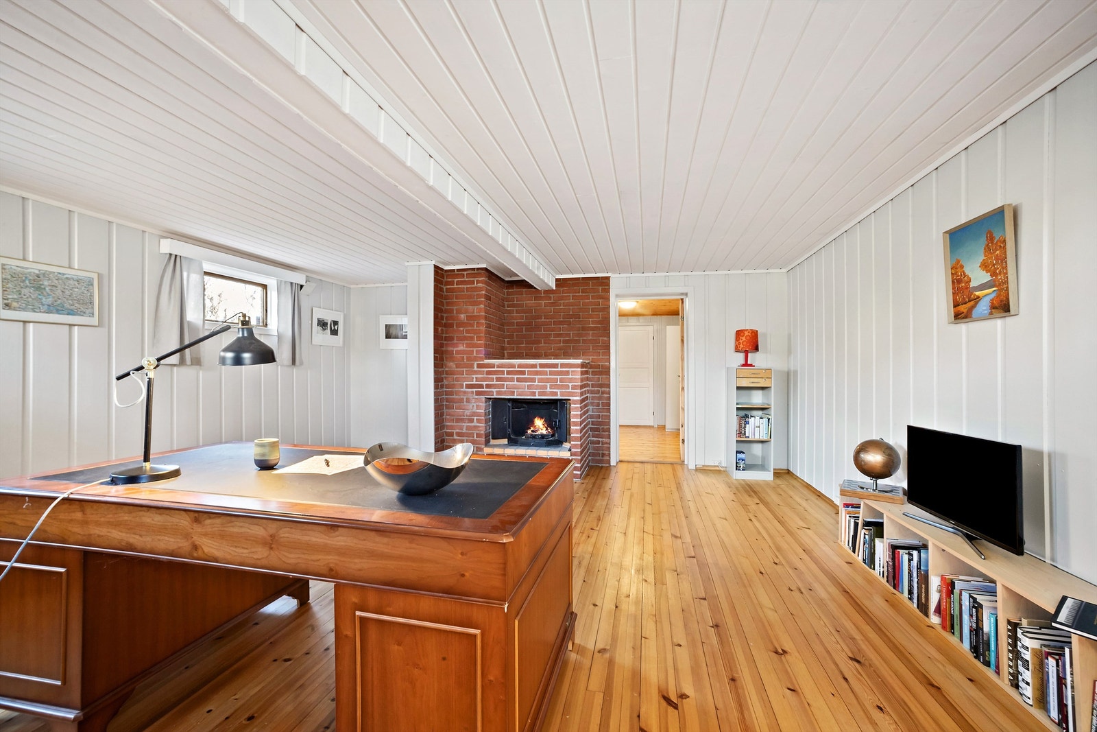 Rom benyttet som kjellerstue har en murt peis med innsats, som gir ekstra varme og hygge. Galleribilde