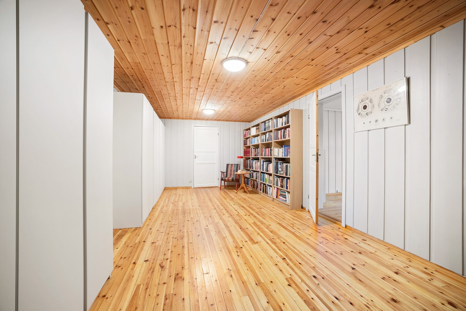 Kjelleren har et stort gang med heltregulv og god plass til oppbevaring. Galleribilde