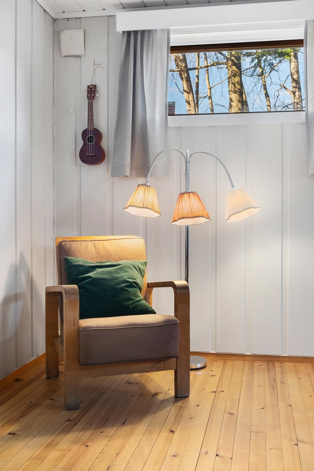 Innredet rom i kjelleren med heltregulv og panel på veggene. Galleribilde