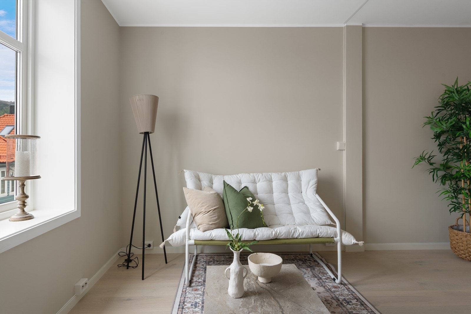 Lys stue med store vindusflater og god plass til sofagruppe. Galleribilde
