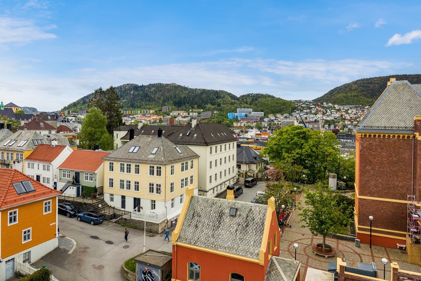 Fasade og nærområde med kort vei til byens tilbud, studieområder og servicetilbud. Galleribilde