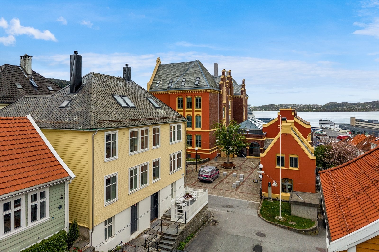 Beliggenheten er spesielt attraktiv for studenter og unge voksne, med Universitetet i Bergen like i nærheten, inkludert Det juridiske fakultet. Galleribilde
