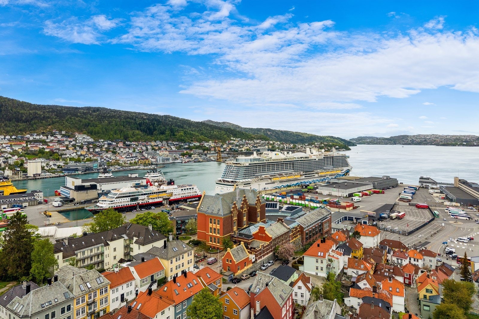 Utsikt mot Bergen sentrum, sjøen og nærliggende byrom. Galleribilde