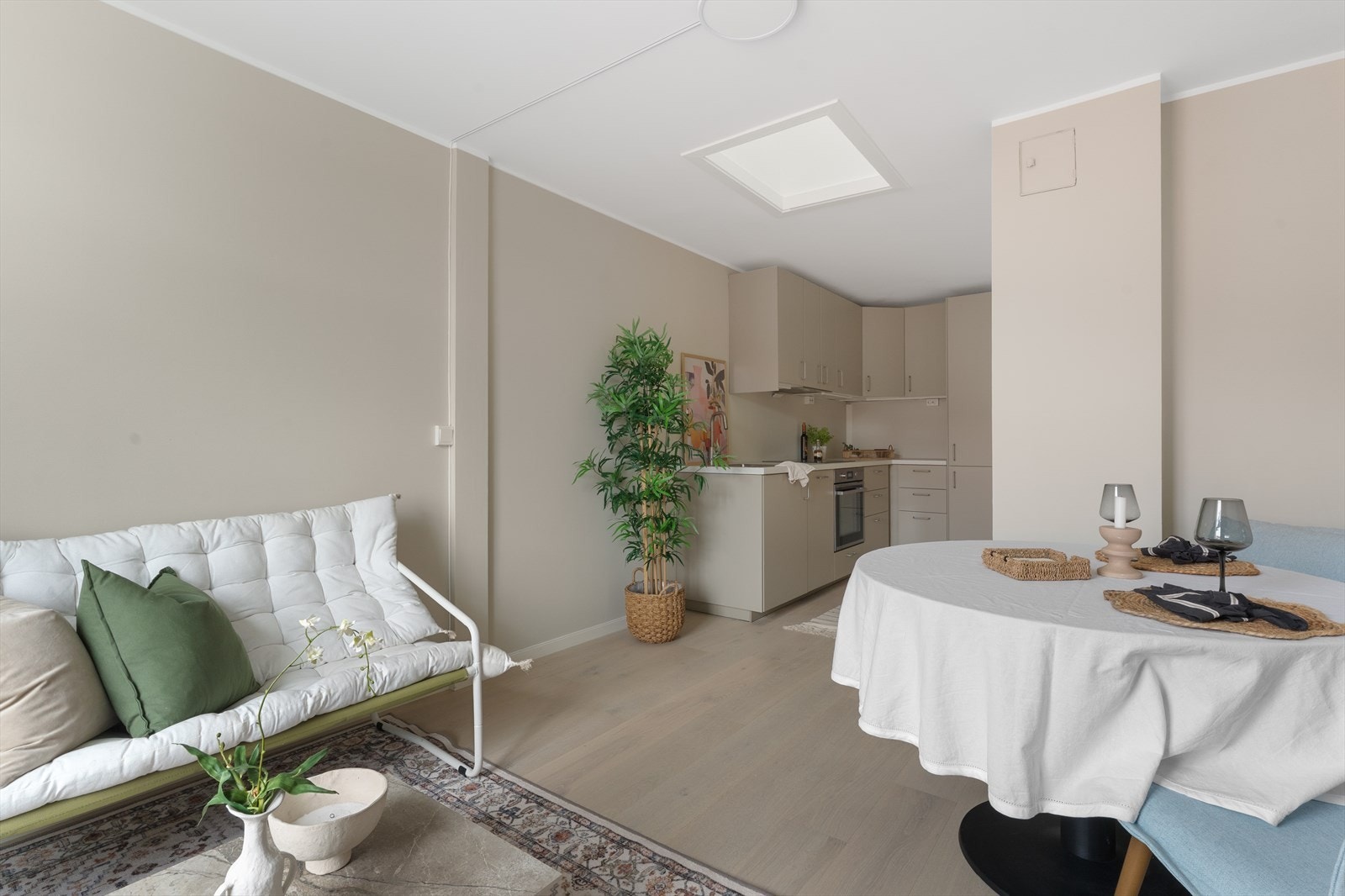 God romfølelse med lysinnslipp fra takvindu og vindu. Galleribilde