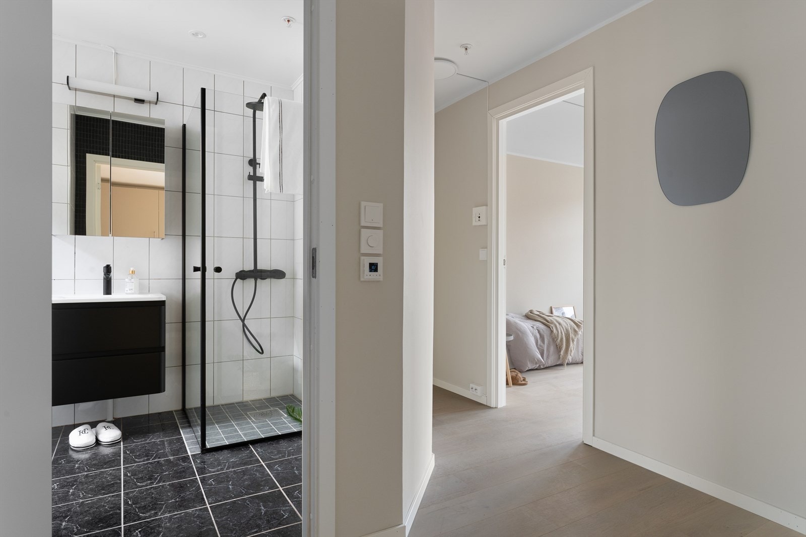 Badet ligger praktisk til fra gang/soveromsdel. Galleribilde