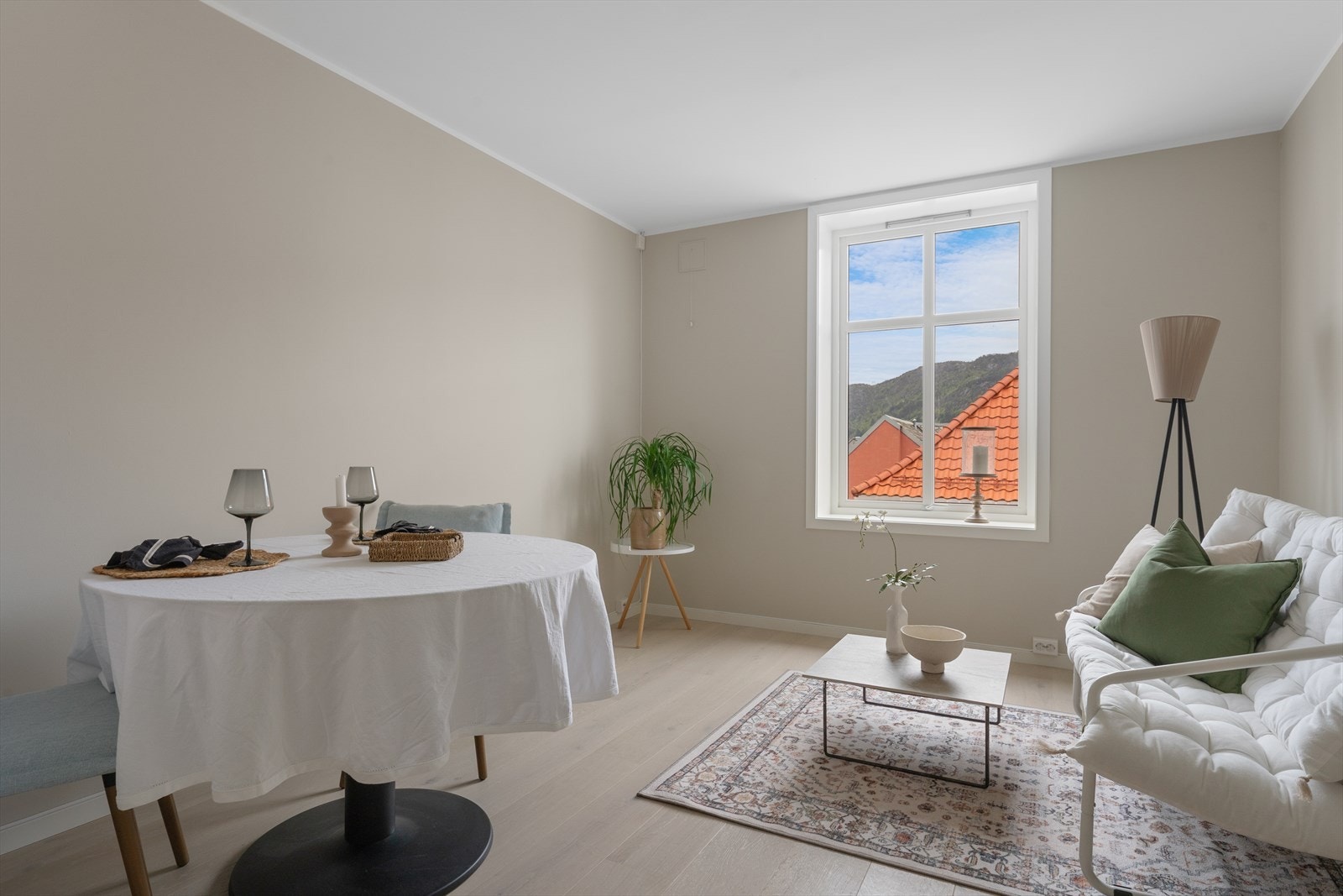 Stuen har en fin møbleringssone med plass til både sofakrok og spiseplass. Galleribilde