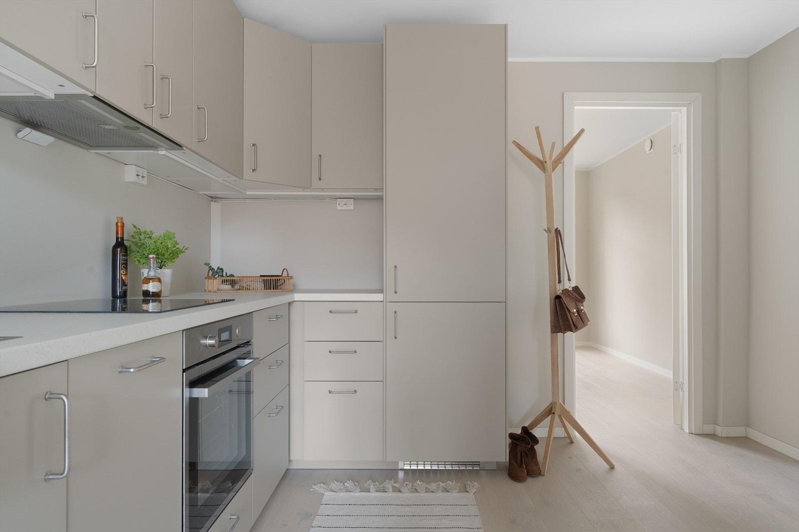 Stilrent IKEA-kjøkken med glatte fronter, laminatbenkeplate og integrerte hvitevarer. Galleribilde