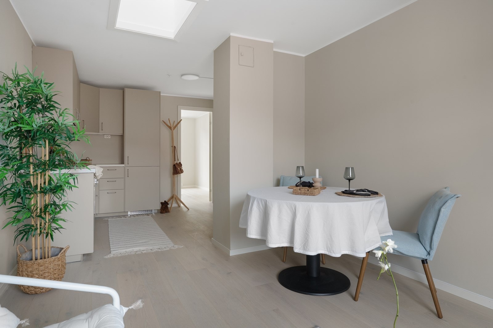 Spiseplass praktisk for både hverdag og besøk. Galleribilde